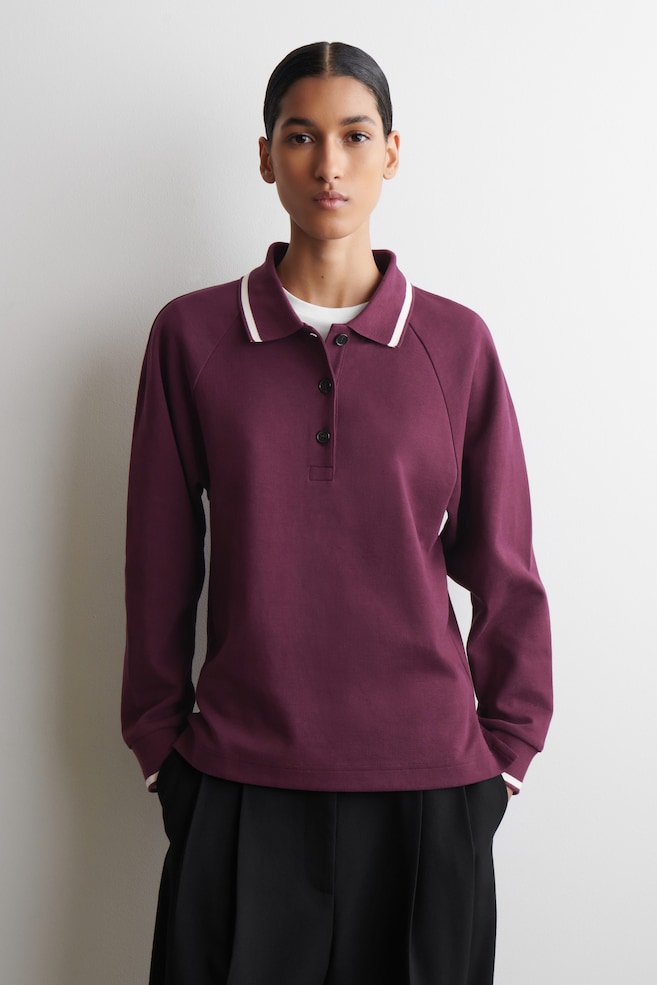 CONTRAST-TIPPED COTTON POLO TOP — BURGUNDY