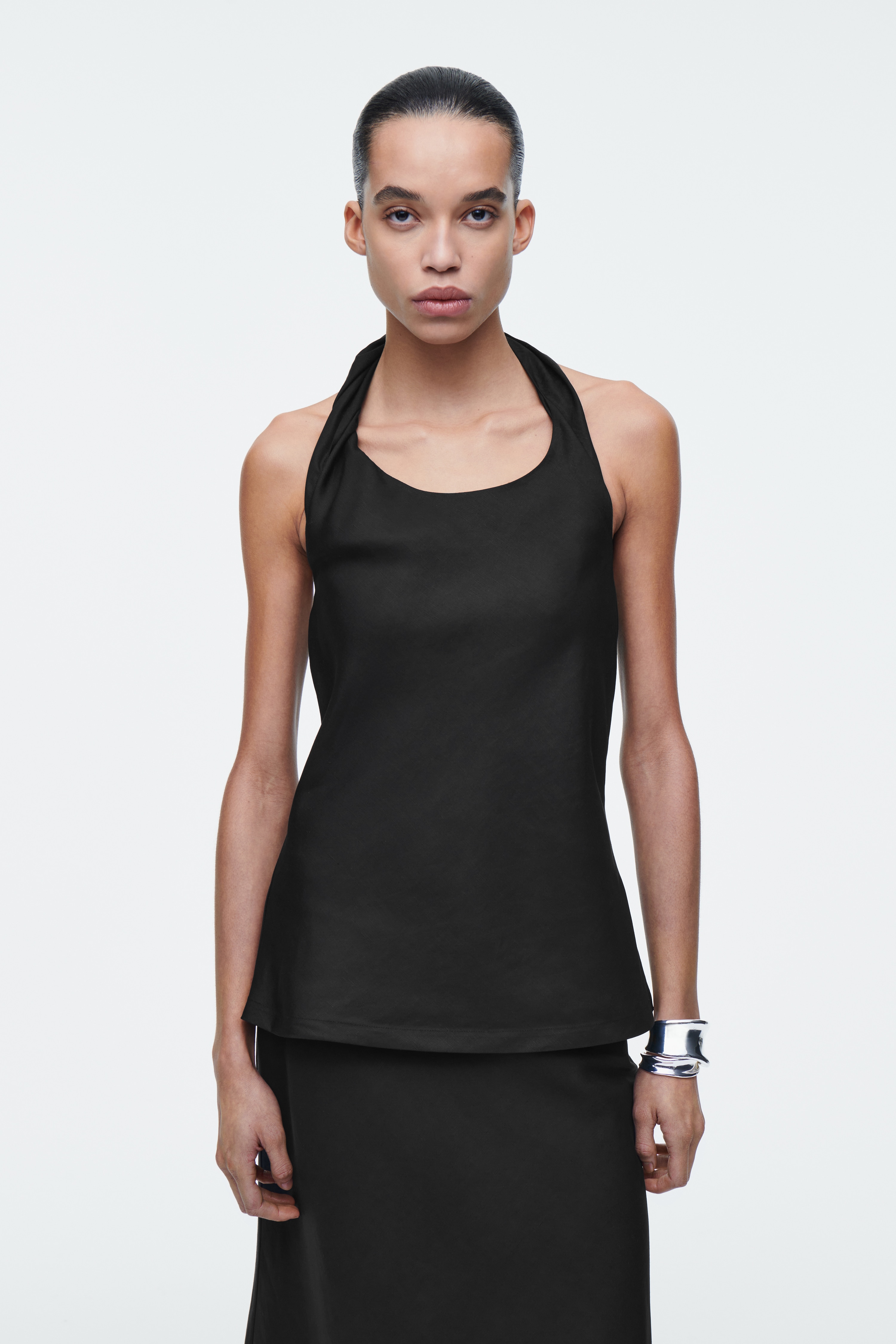 ТОП ОТ ЛЕНЕНА СМЕС С ИЗВИТ ДЕТАЙЛ - ЧЕРНО/СВЕТЛОРОЗОВО