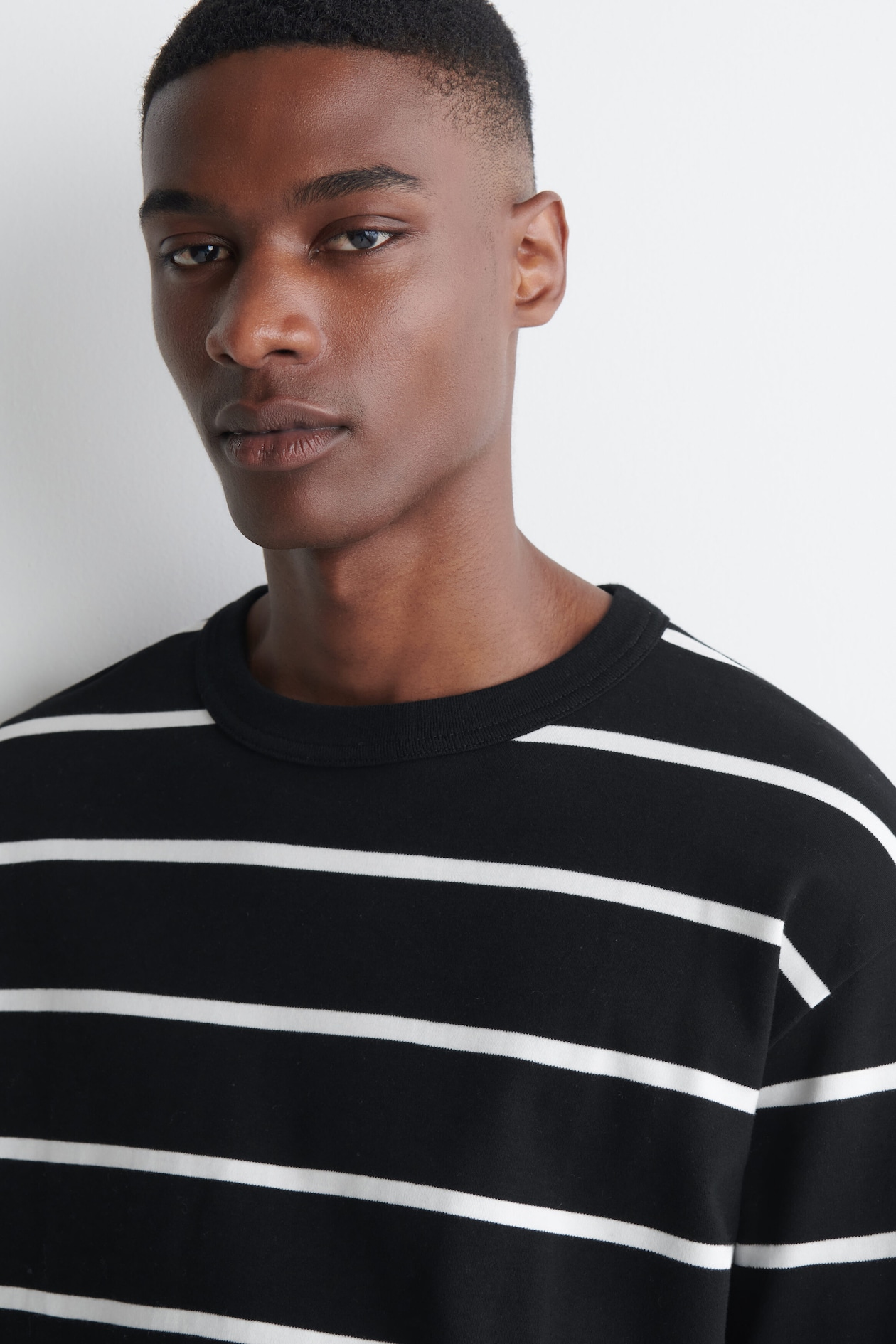 RELAXED JERSEY INTERLOCK LONG-SLEEVED T-SHIRT — BLACK / WHITE / STRIPED