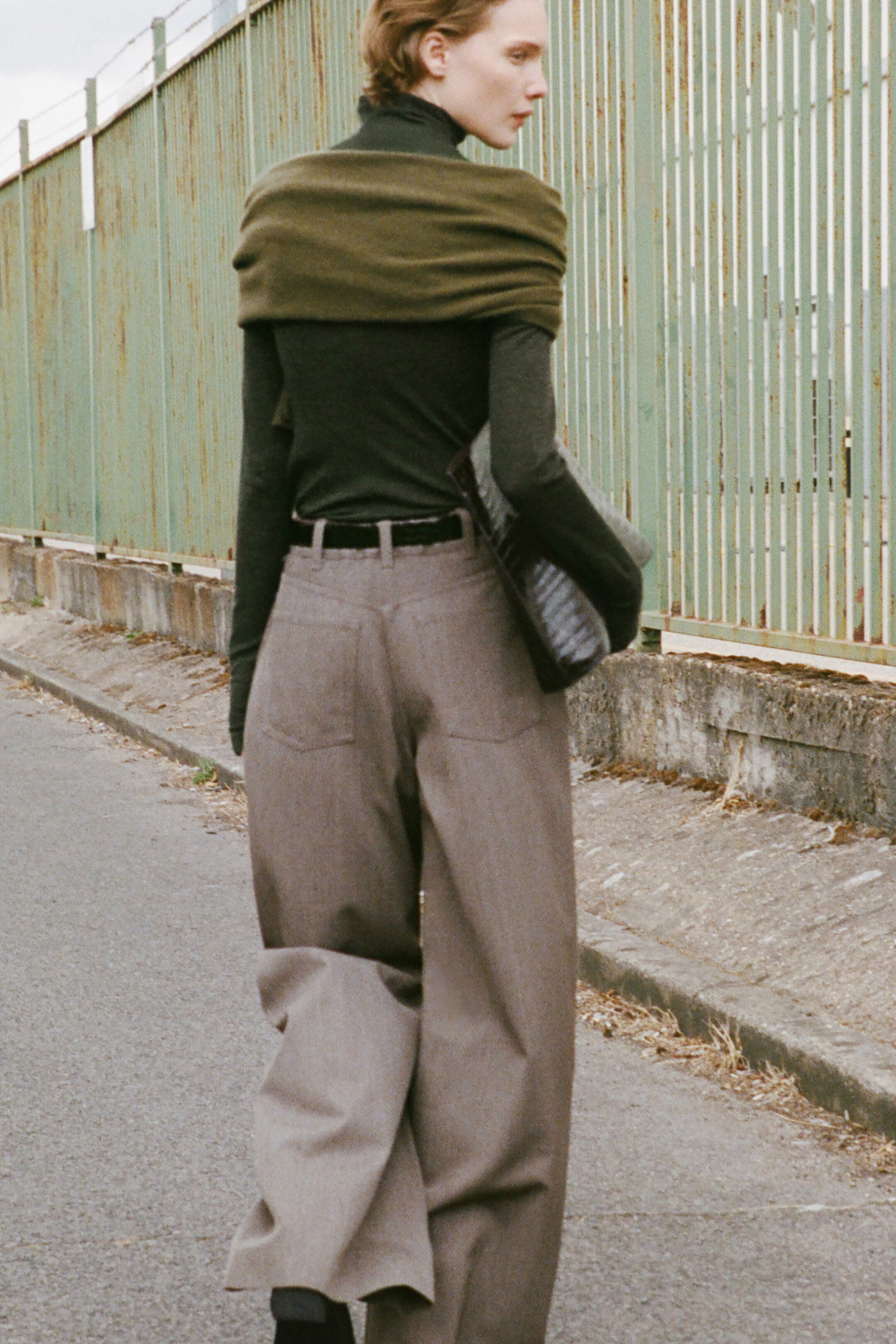 Größeres Bild anzeigen: OBERTEIL AUS MERINOWOLLE MIT HOHEM KRAGEN - DUNKELGRÜN MELIERT - Ladies | H&M AT 8