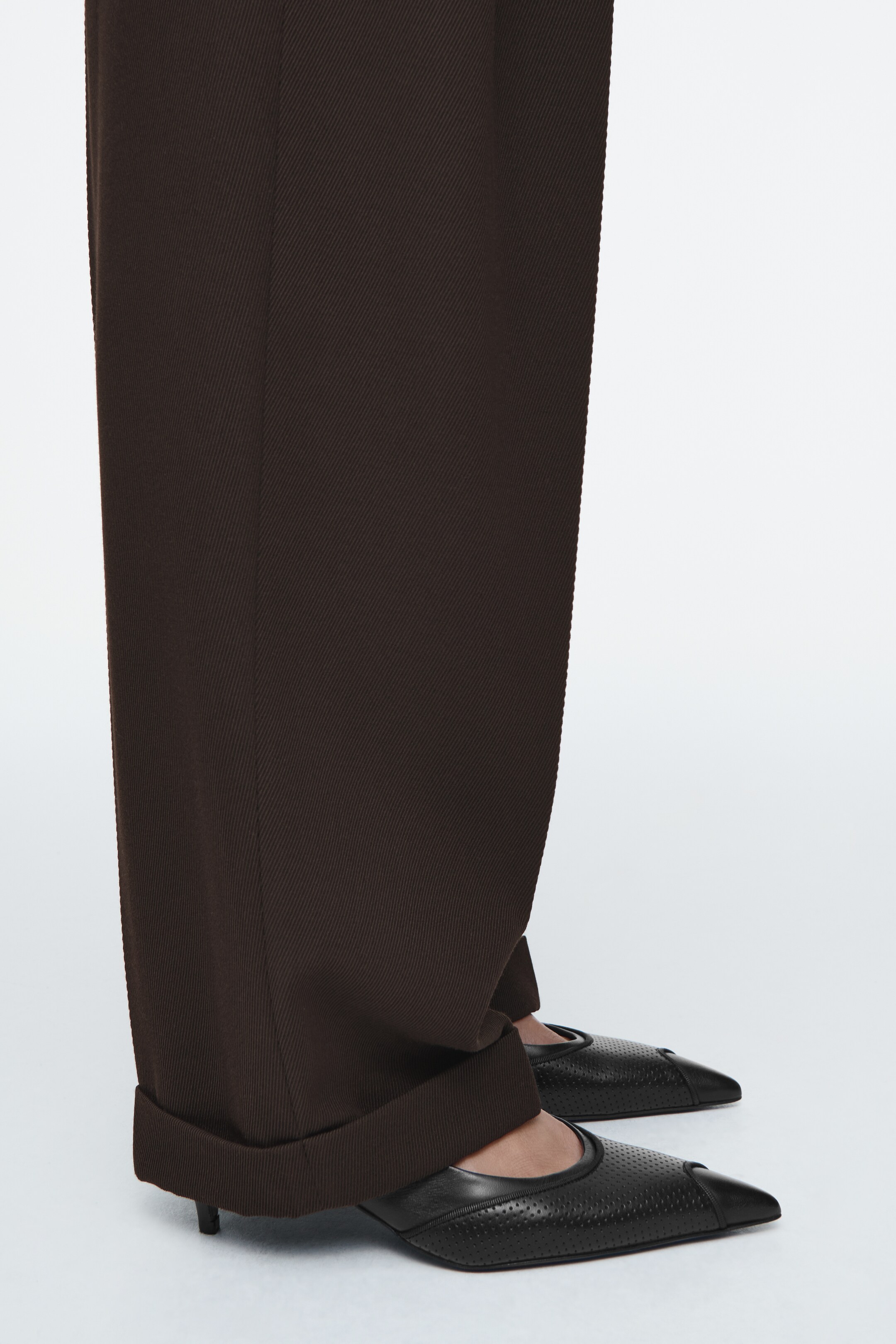 Grösseres Bild ansehen: PERFORIERTE HEELS AUS LEDER MIT SLINGBACK-RIEMEN - SCHWARZ - DAMEN | H&M CH 3