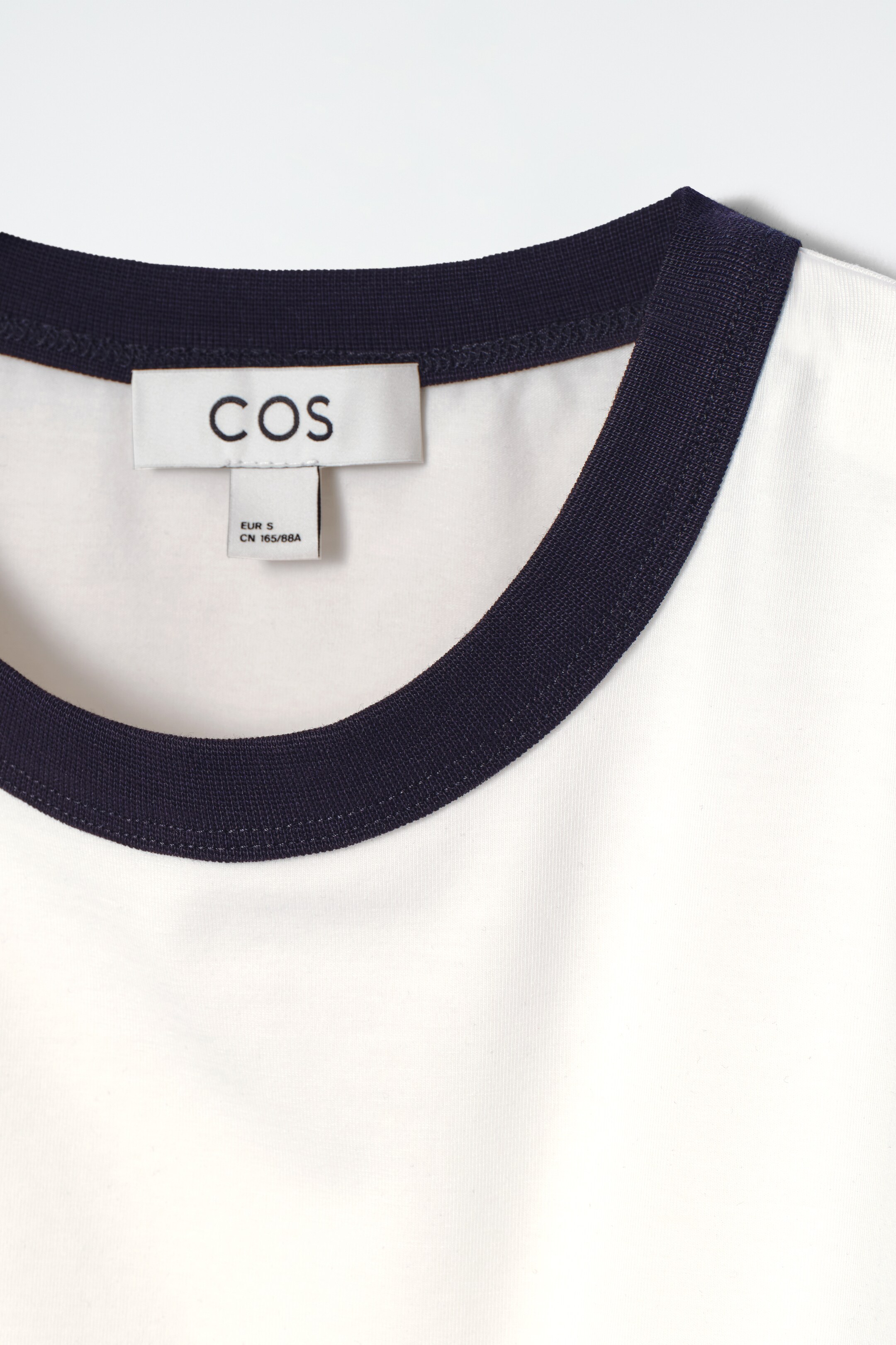Ver imagen más grande: CAMISETA CON RIBETES EN CONTRASTE - BLANCO ROTO / AZUL MARINO - MUJER | H&M ES 7