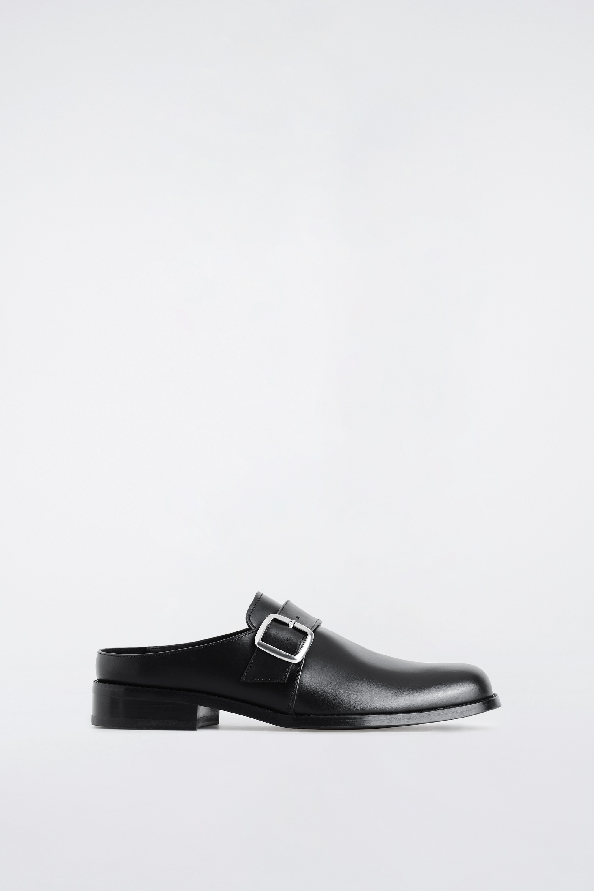MULES AUS LEDER MIT SCHNALLE - SCHWARZ