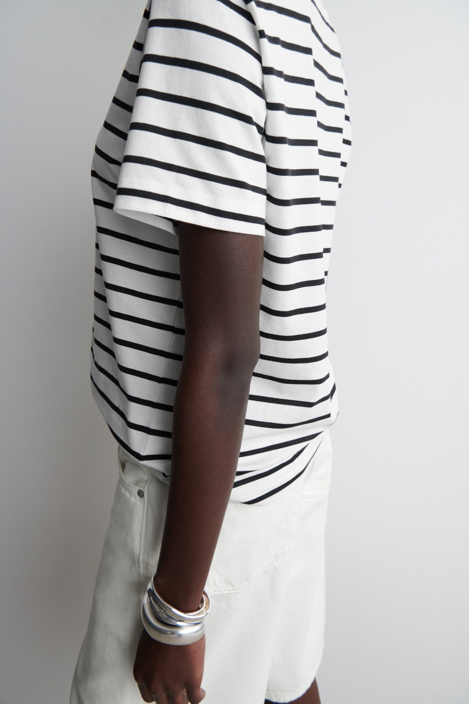 T-SHIRT À COL EN V EN COTON - BLANC / RAYURES/GRIS CHINÉ/NOIR/BLANC/BLEU MARINE - 5