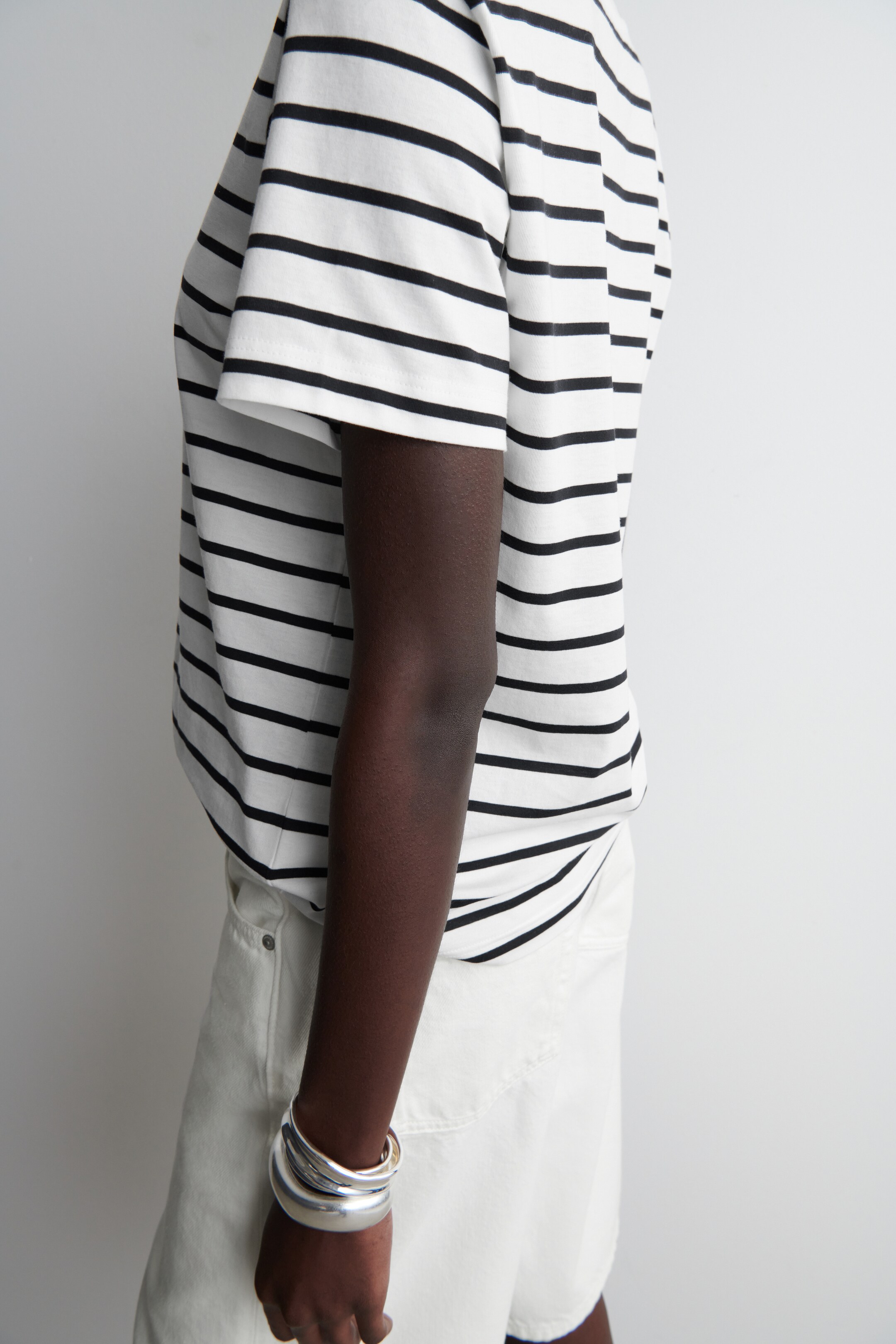 Vezi imaginea mai mare: TRICOU DIN BUMBAC CU DECOLTEU ÎN V - ALB / CU DUNGI - FEMEI | H&M RO 3