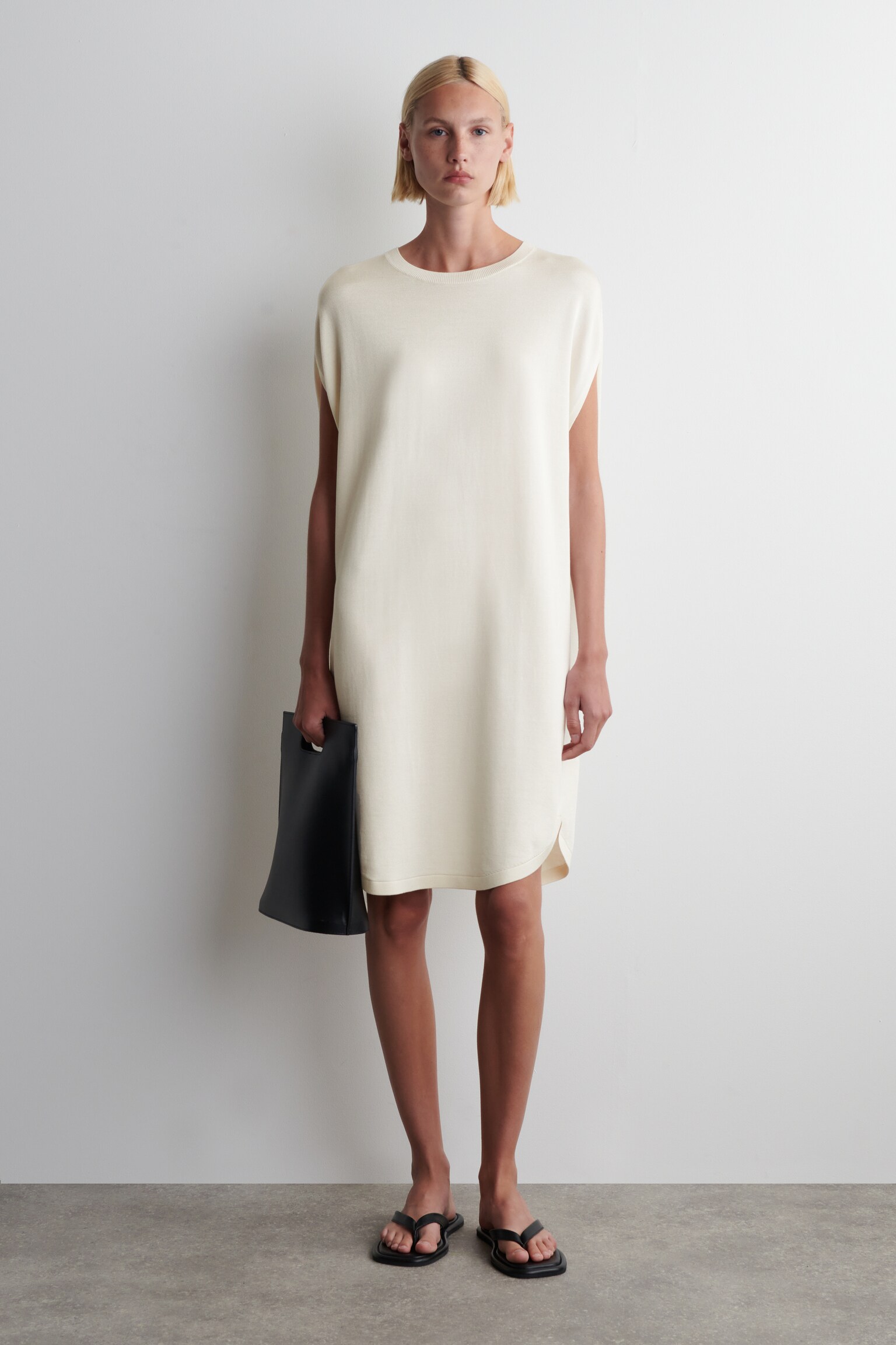 ABITO IN MAGLIA CON ORLO ARROTONDATO - BIANCO/NERO