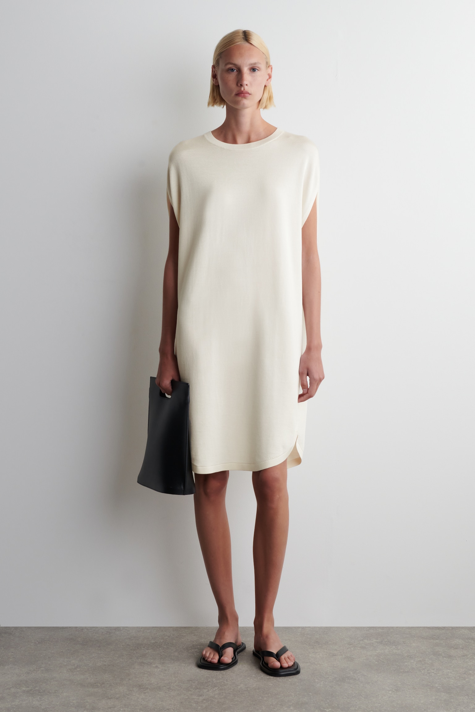 RUND GESCHNITTENES STRICKKLEID - WEISS/SCHWARZ - 1