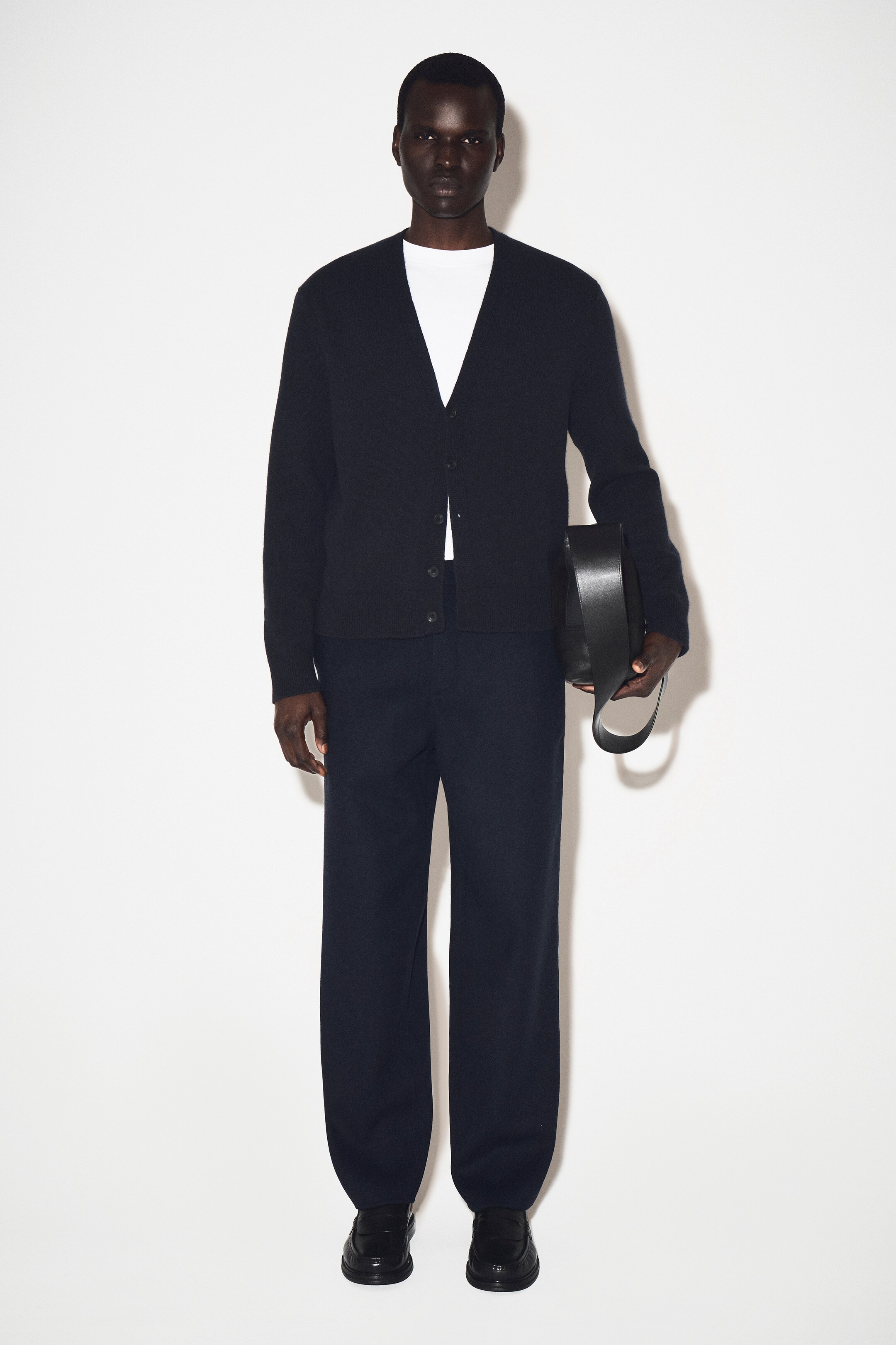 Größeres Bild anzeigen: STRICKJACKE AUS KASCHMIR MIT V-AUSSCHNITT - NAVYBLAU - Men | H&M AT 7