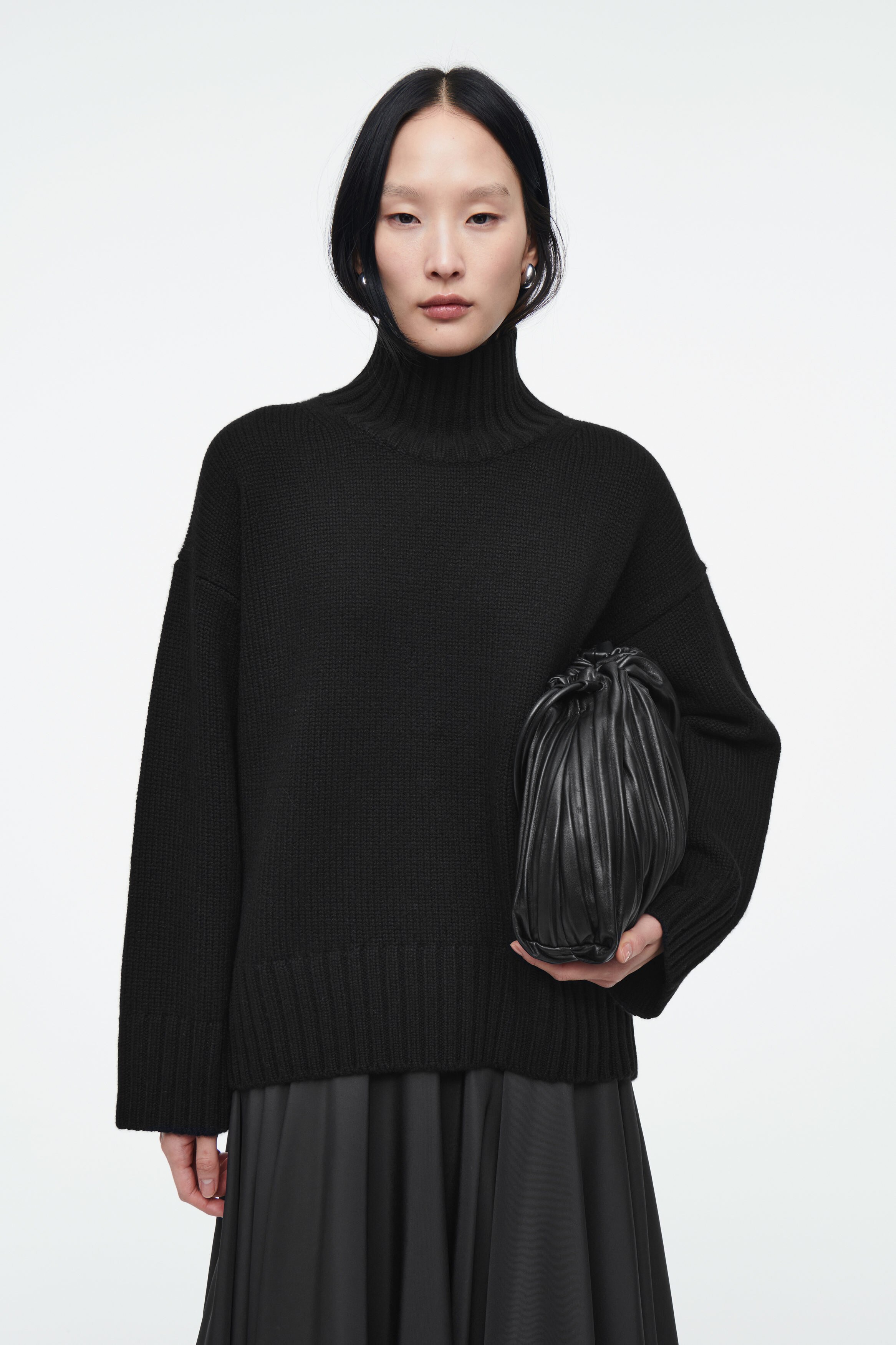 CHUNKY PURE CASHMERE TURTLENECK SWEATER - BLACK | COS