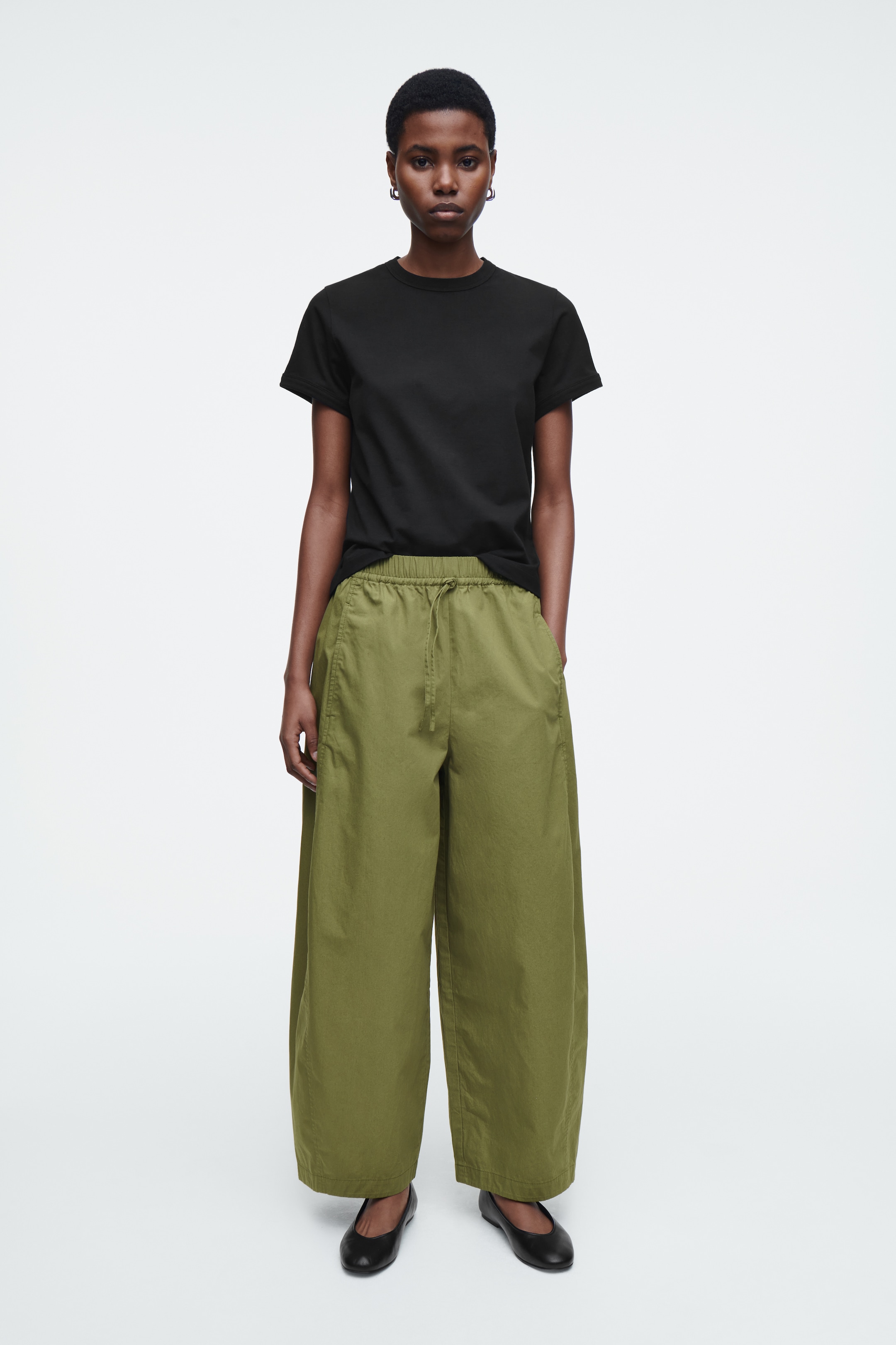 Visa större bild: VIDA BYXOR MED RESÅR I MIDJAN - KHAKI - DAM | H&M SE 1