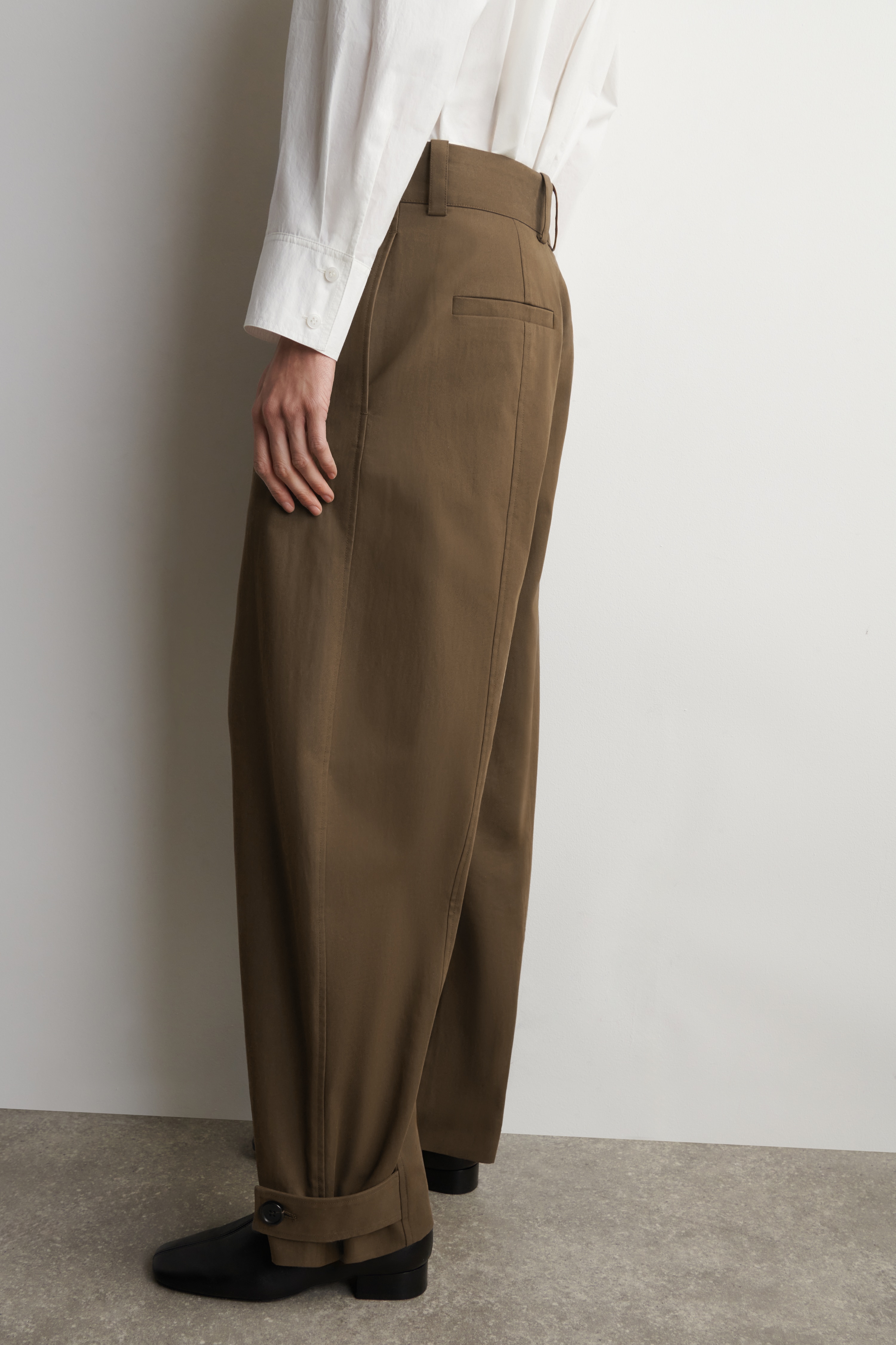 HOSE AUS BAUMWOLLE MT BARREL-BEIN - BRAUN/HELLES BEIGE