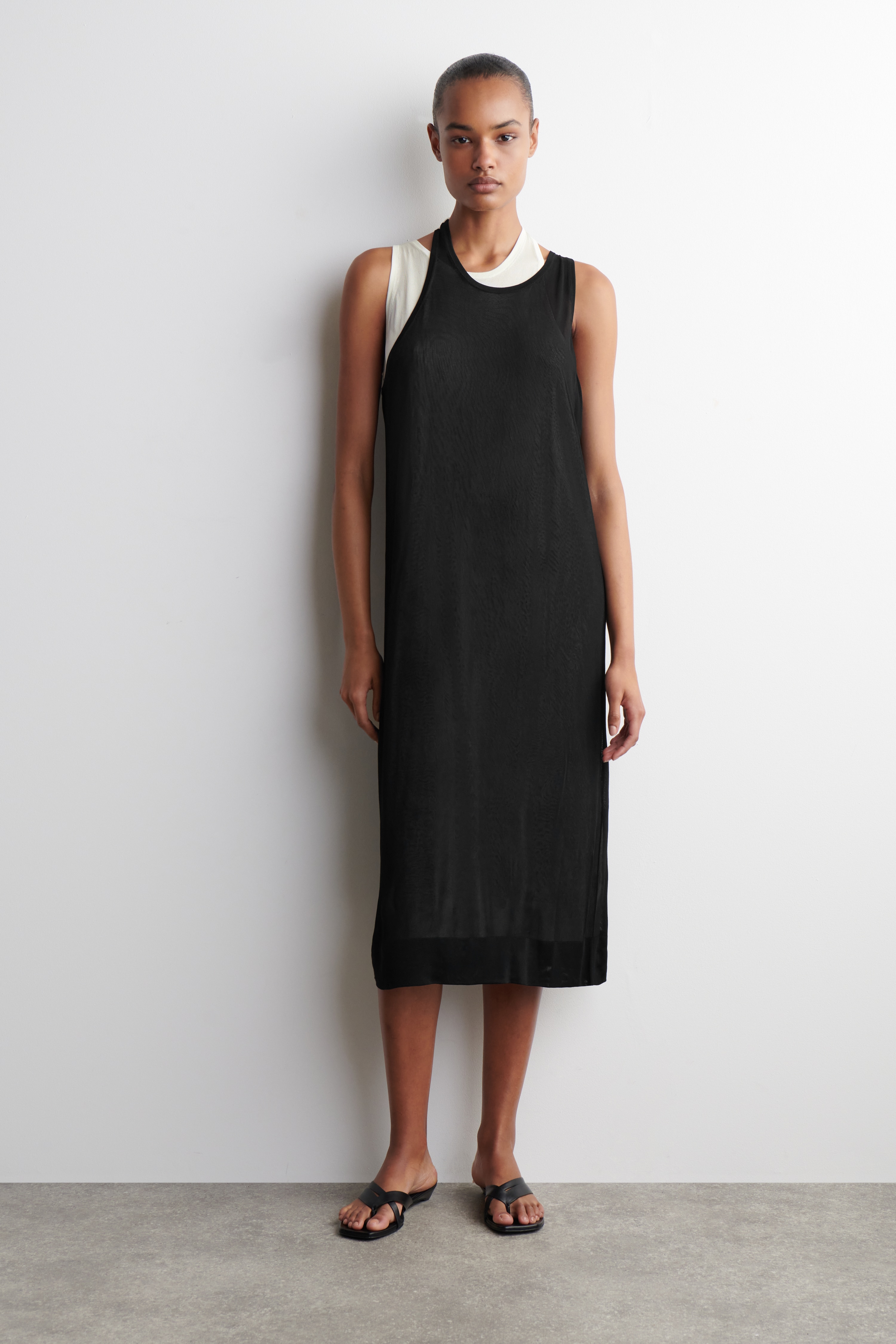 STICKAD MIDIKLÄNNING - SVART / VIT