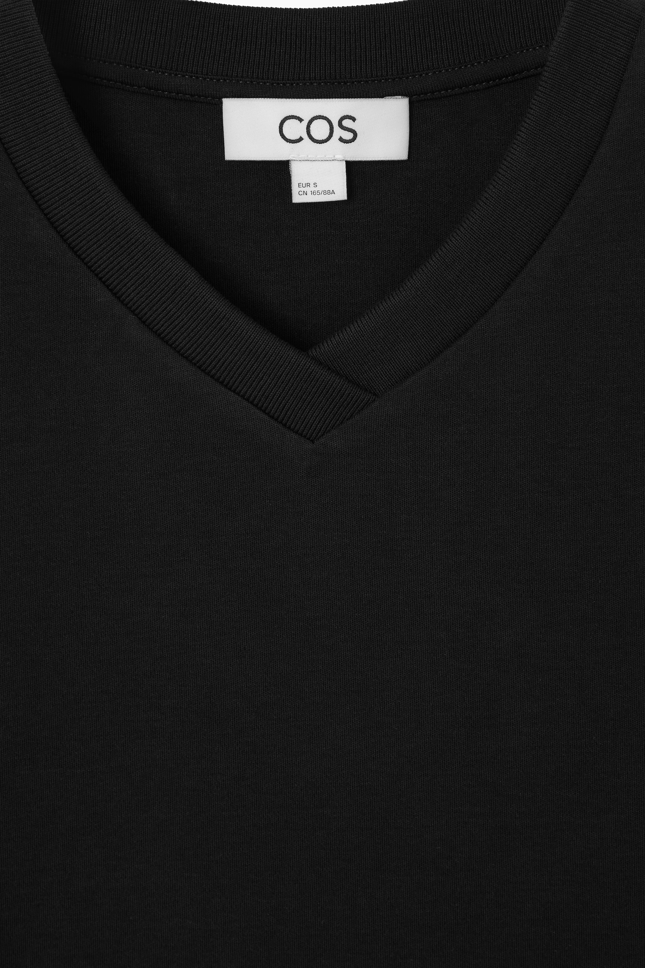 Grösseres Bild ansehen: KASTENFÖRMIGES T-SHIRT MIT V-AUSSCHNITT - SCHWARZ - DAMEN | H&M CH 2