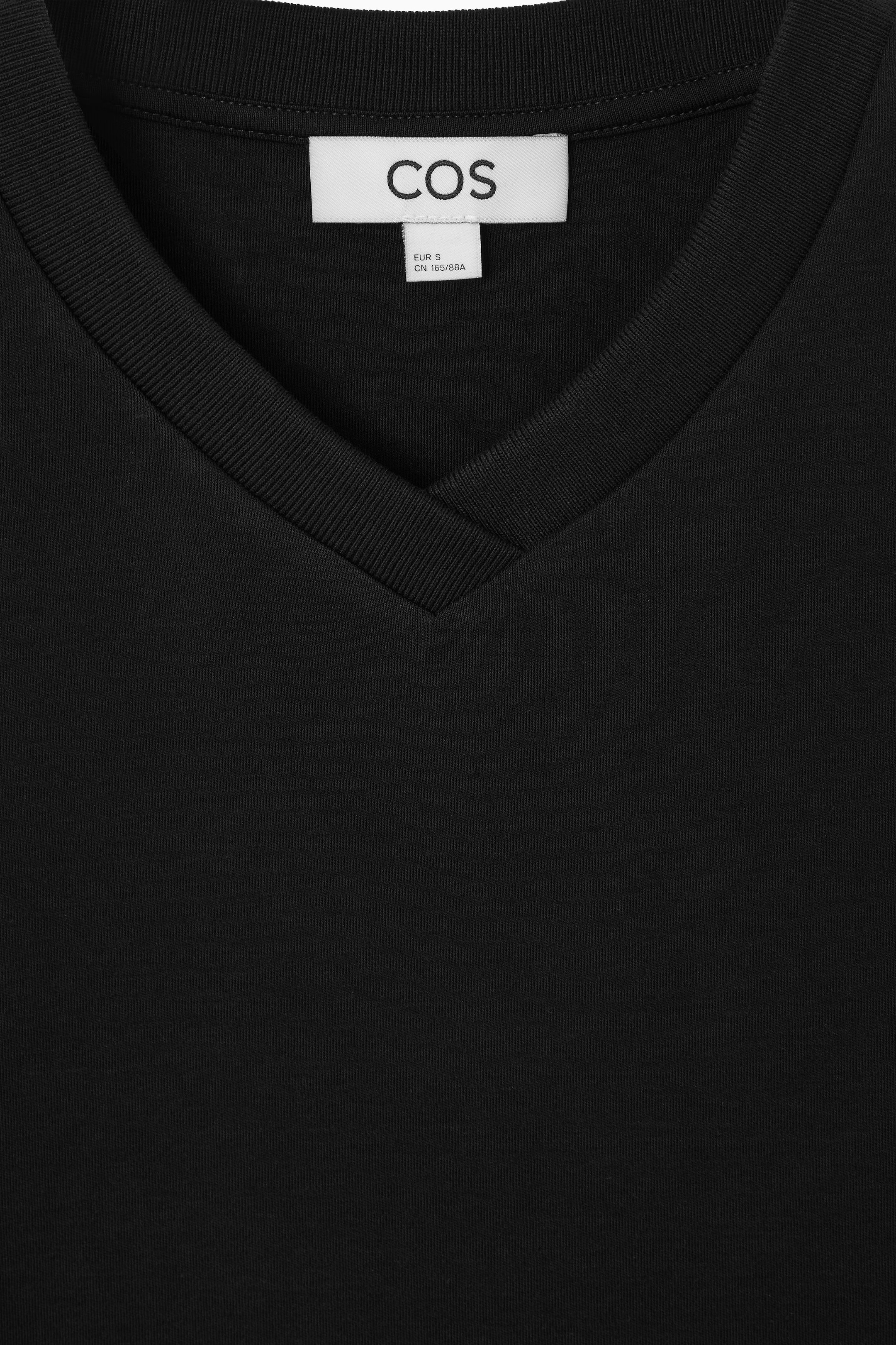 REGULAR BOXY V-NECK T-SHIRT
