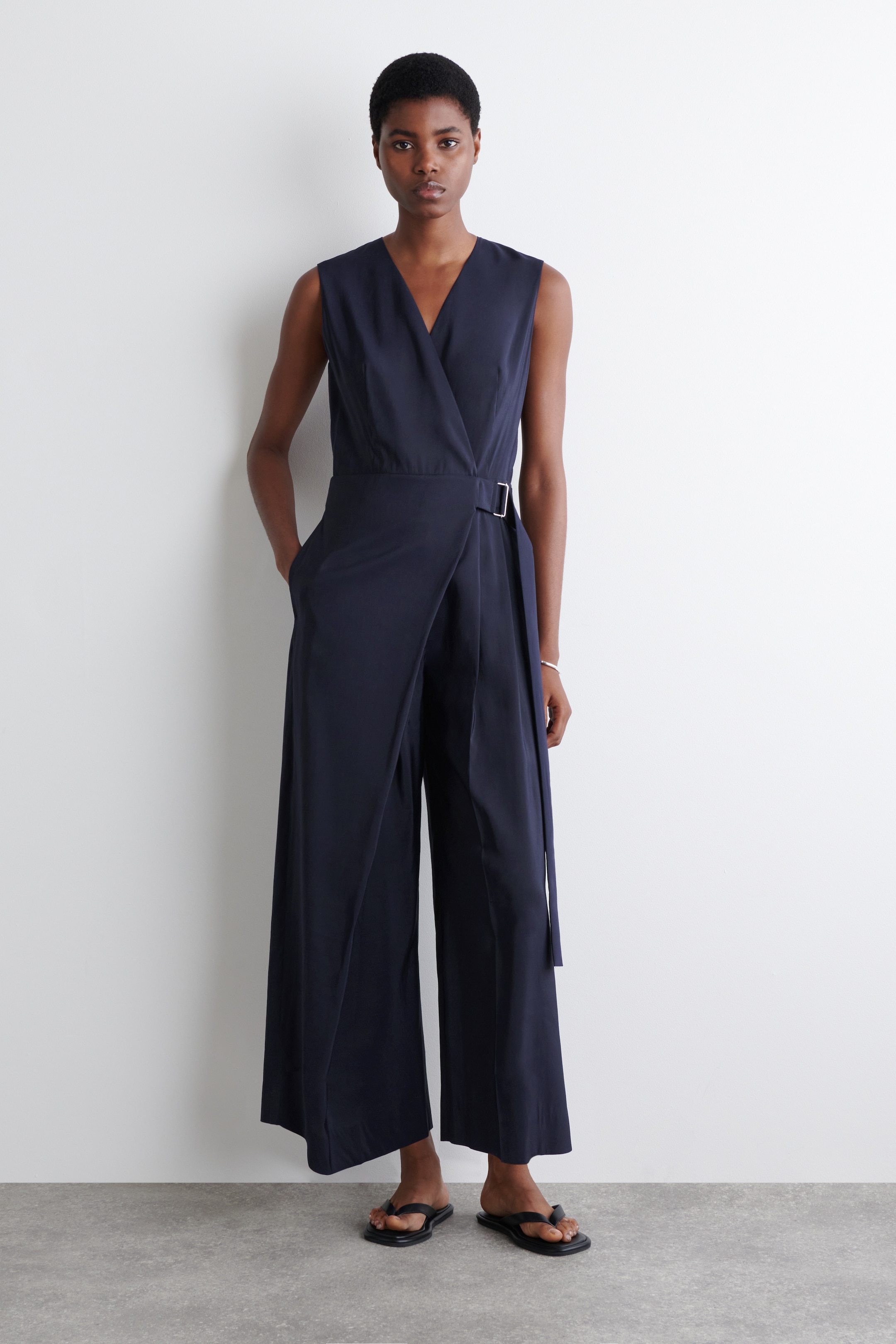 Преглед на по-голямо изображение: WRAP-FRONT JUMPSUIT - ТЪМНОСИН - ЖЕНИ | H&M BG 1