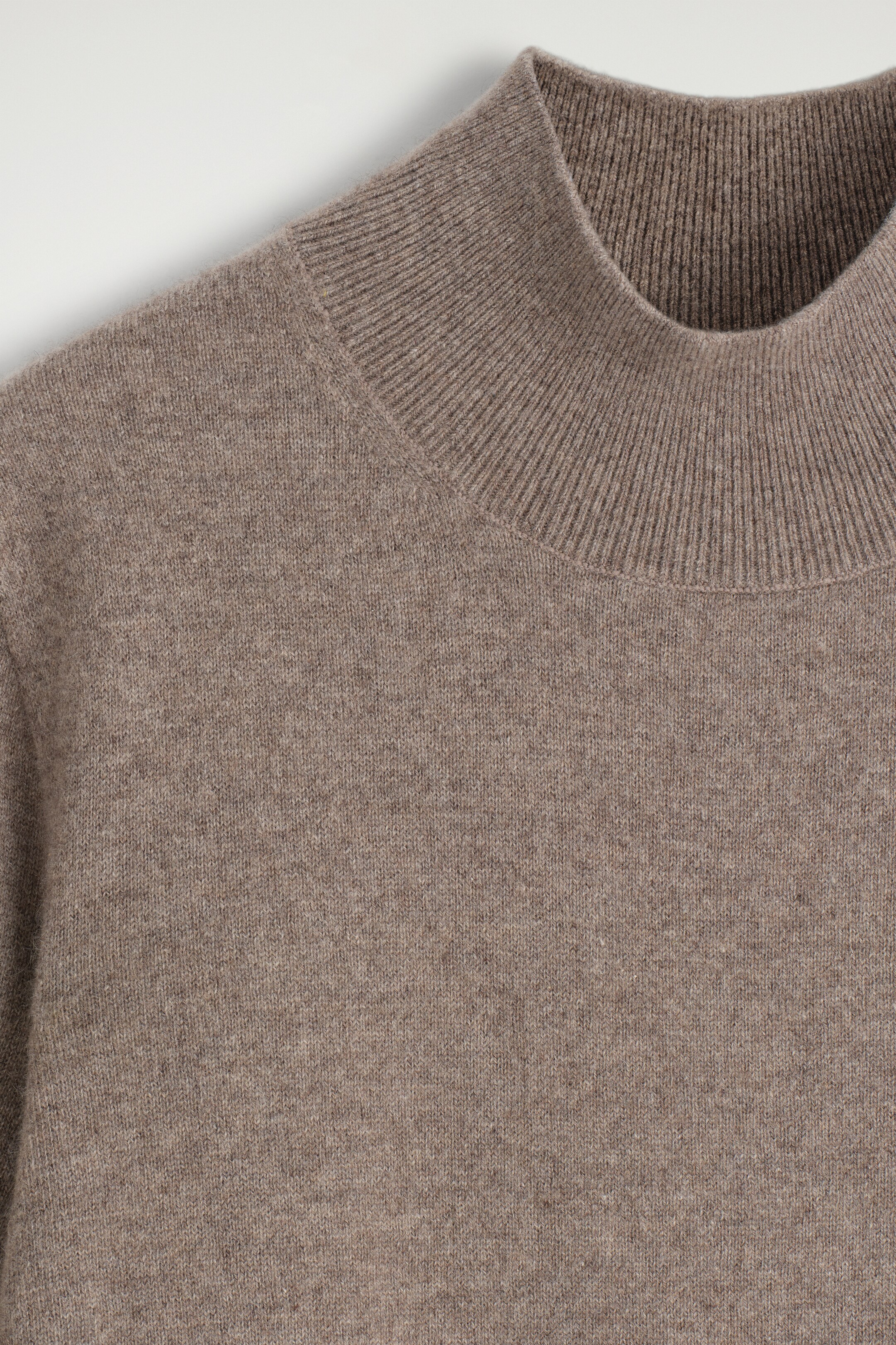 Visa större bild: T-SHIRT I KASHMIR MED HÖG HALS - MULLVADSBRUN - DAM | H&M SE 7