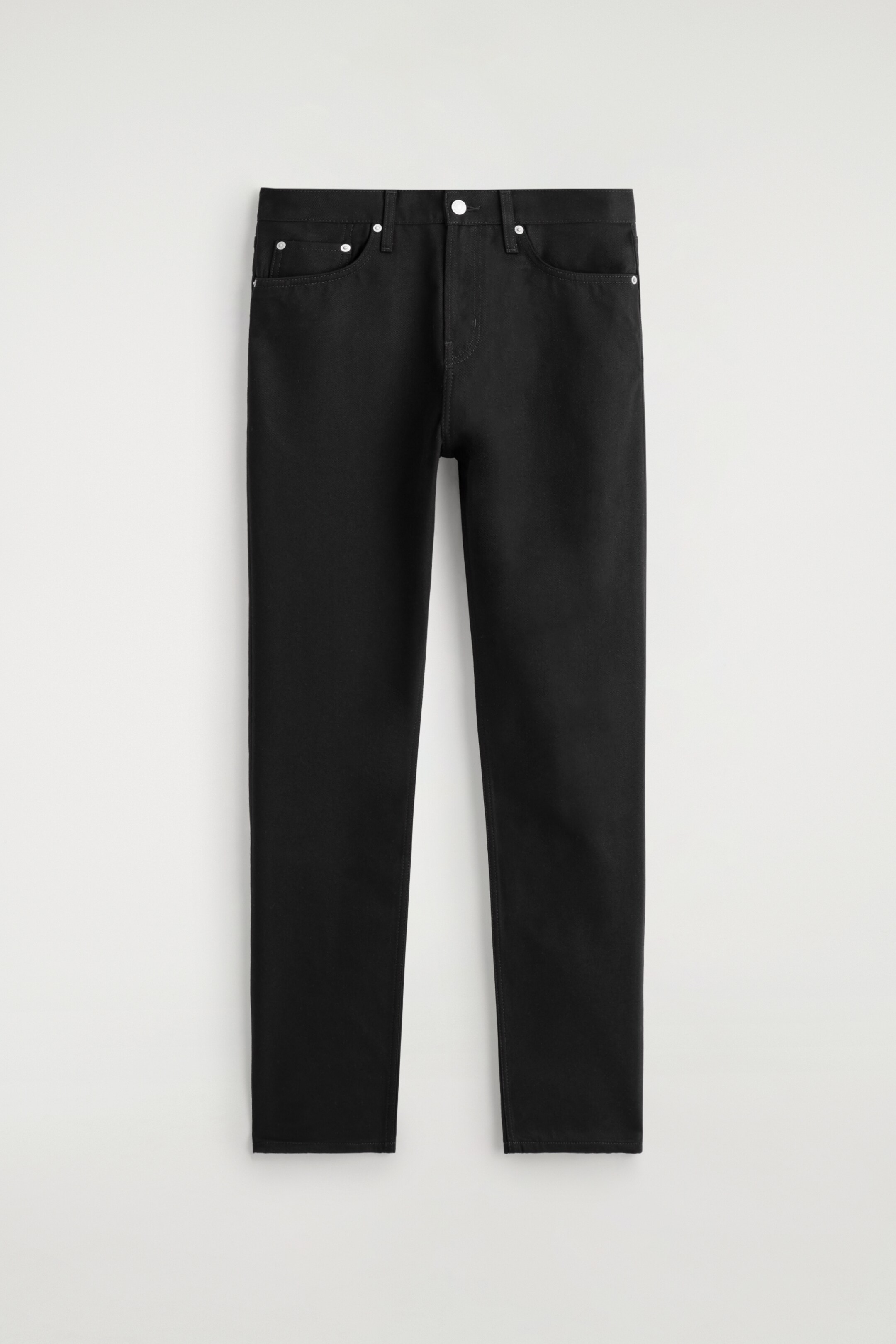 Grösseres Bild ansehen: Ein Paar schwarze Slim-Fit-Jeans wird von vorne präsentiert, mit einem geraden Bein. Es zeigt zwei Vordertaschen und eine Münztasche, alle mit silberfarbenen Nieten, und einen silberfarbenen Knopfverschluss an der Taille.