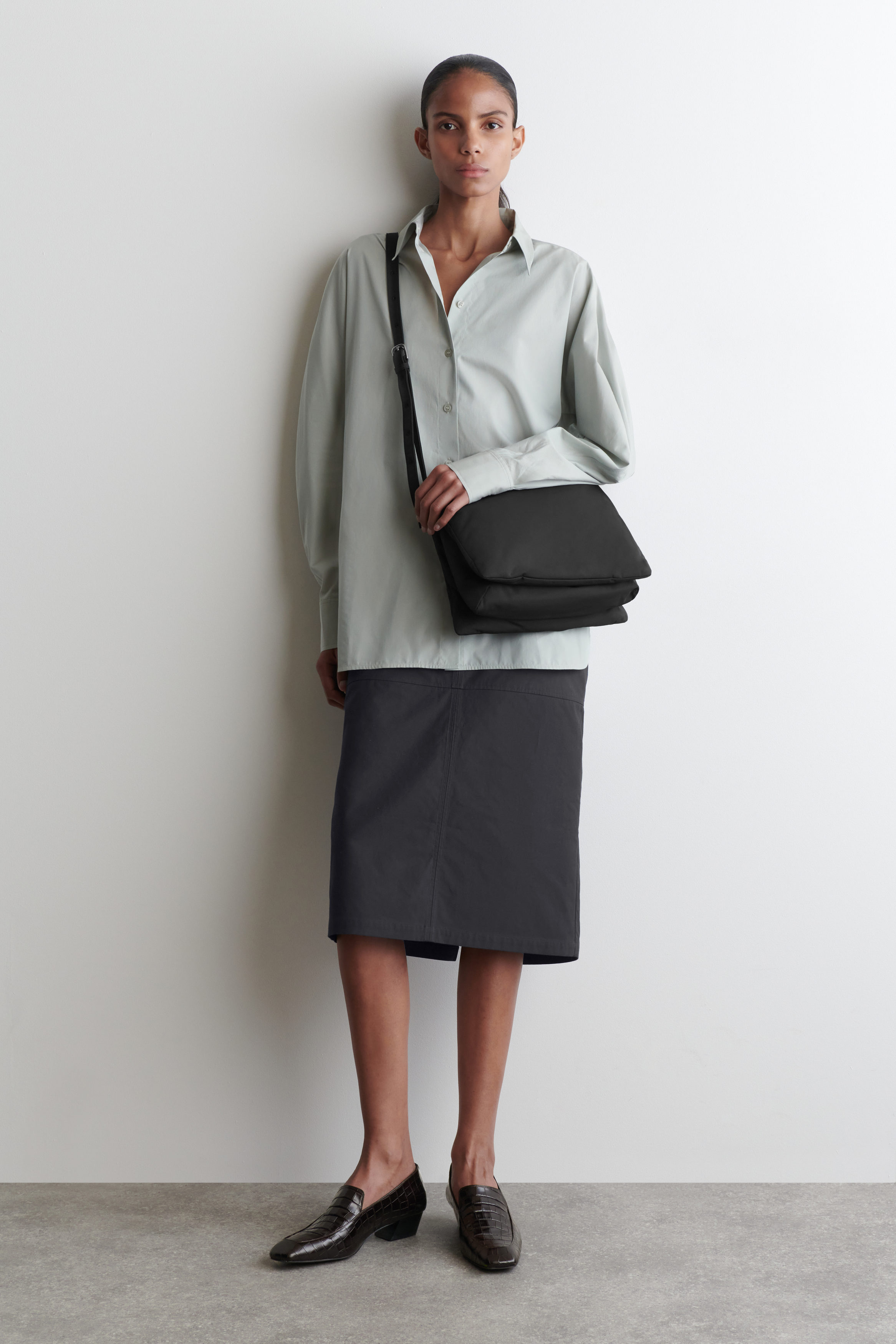 COS / ボトム/34/ポリエステル/BLK// TRIFOLD PADDED CROSSBODY BAG - BLACK | COS US