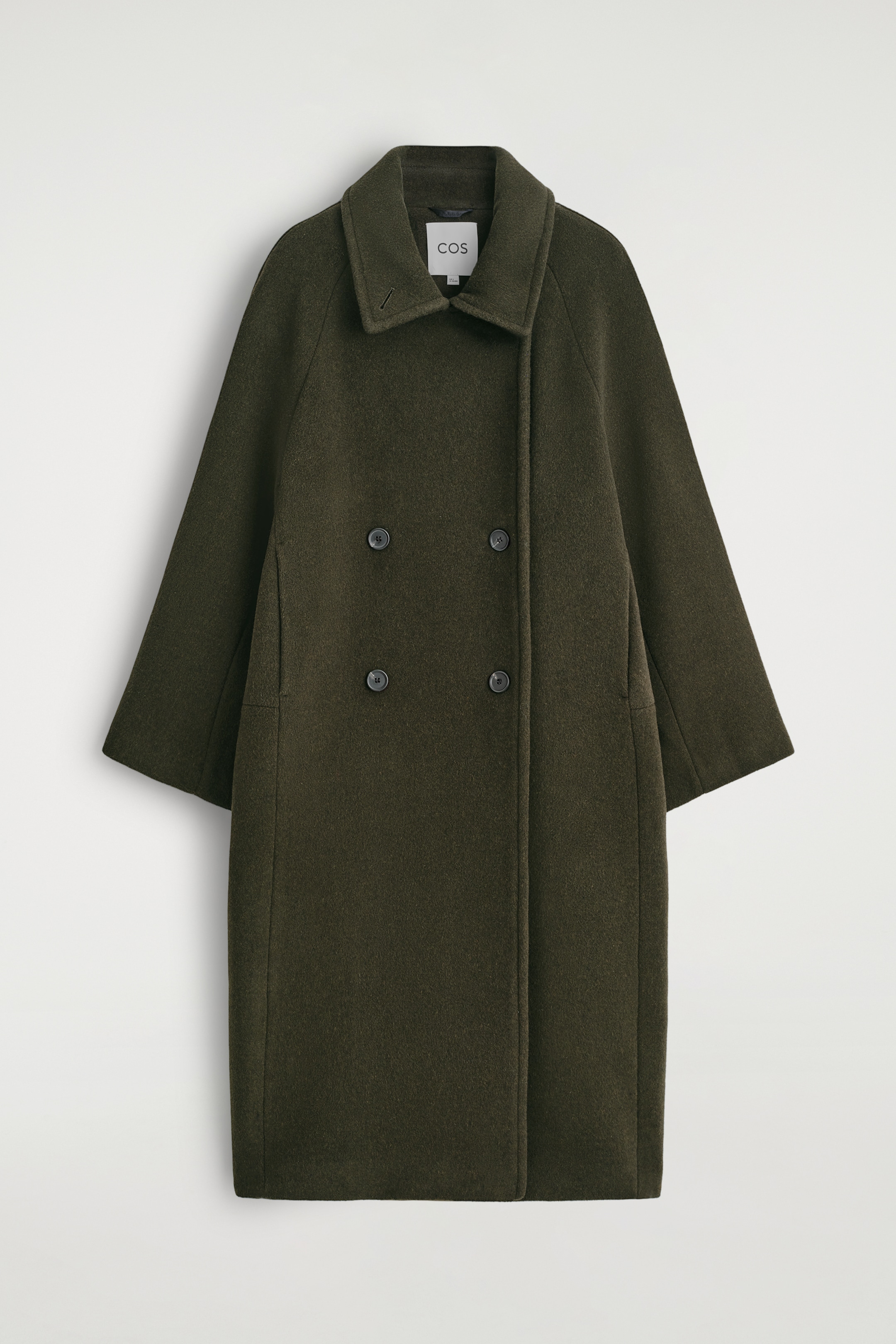 Visualizza immagine più grande: Un cappotto doppiopetto in misto lana verde oliva scuro viene presentato FRONT. Presenta una silhouette oversize e lunga con maniche raglan e un colletto in piedi. Quattro bottoni scuri chiudono il davanti e due tasche a fessura verticali sono visibili sui lati.