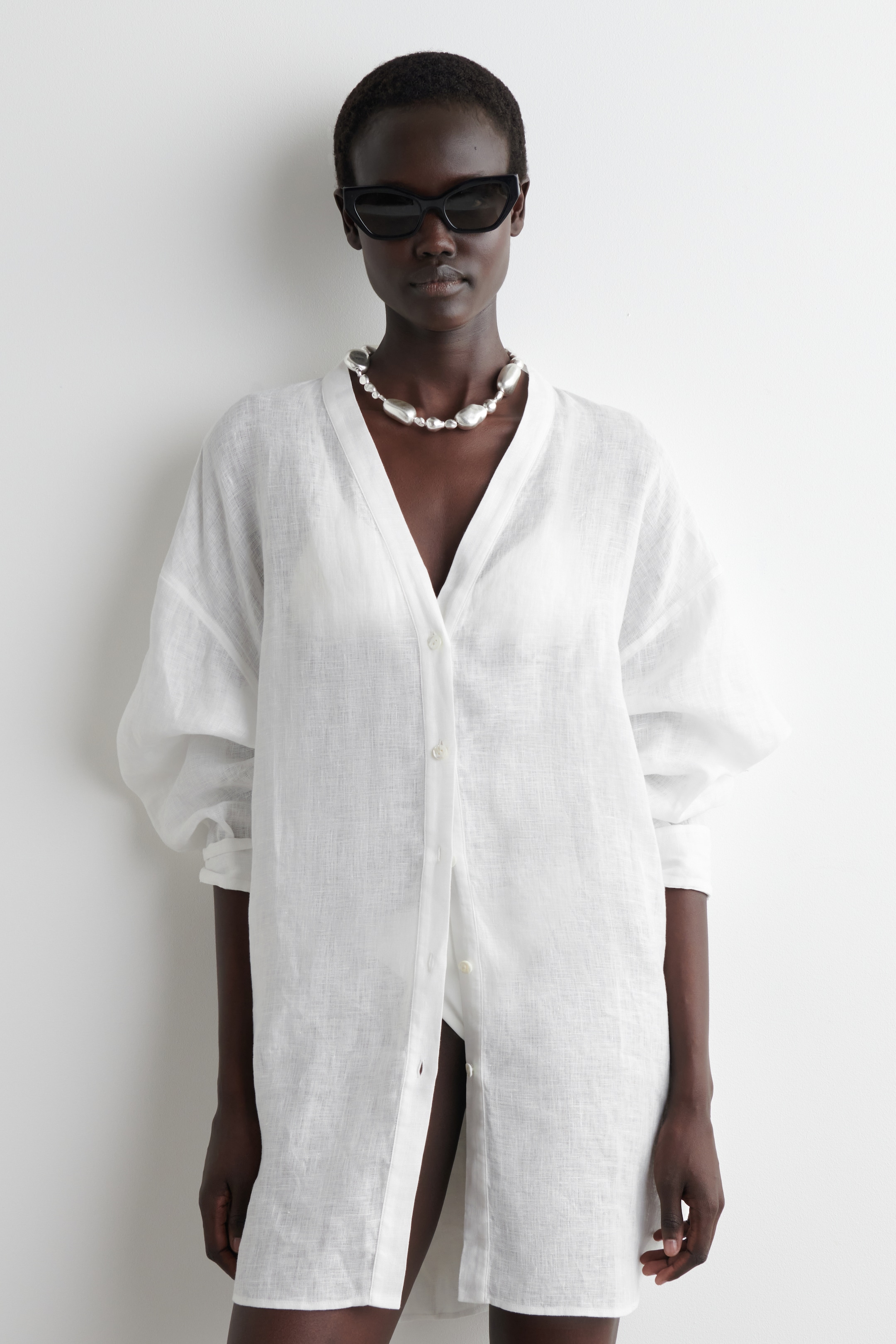 Grotere afbeelding bekijken: OVERSIZED LINNEN V-HALS OVERHEMD - WIT - DAMES | H&M BE 1