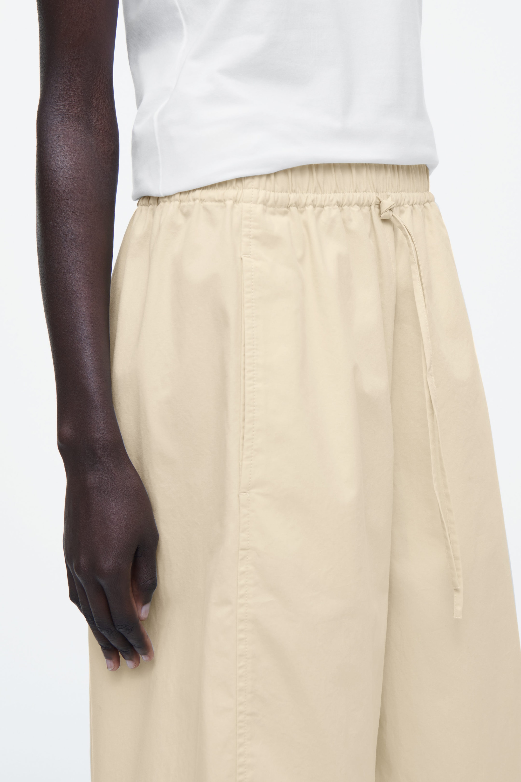PANTALONI ELASTICIZZATI CON TAGLIO BARREL LEG