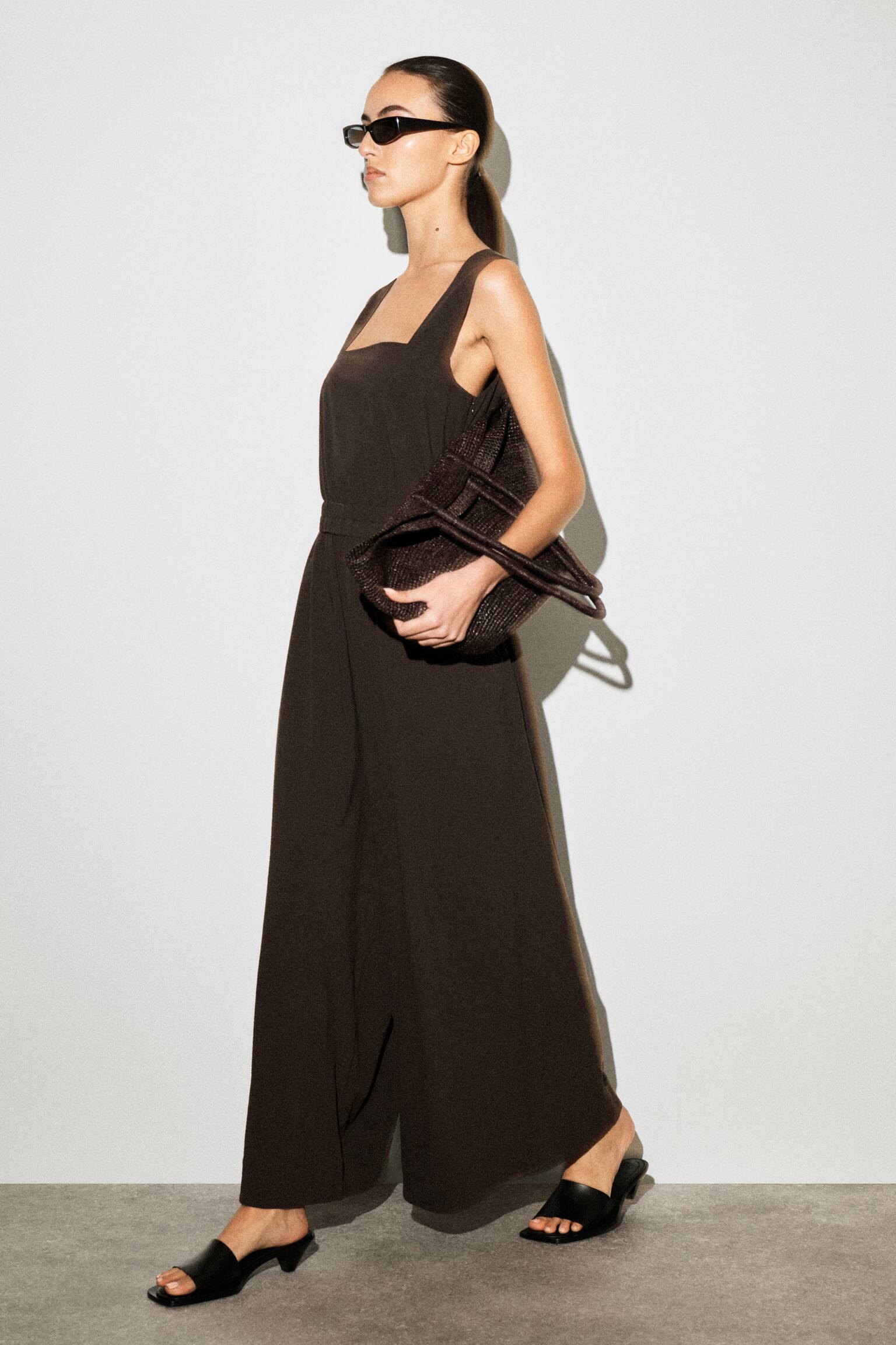 אוברול רחב רגליים מבד סירסוקר עם גב פתוח - חום/תכלת - 5