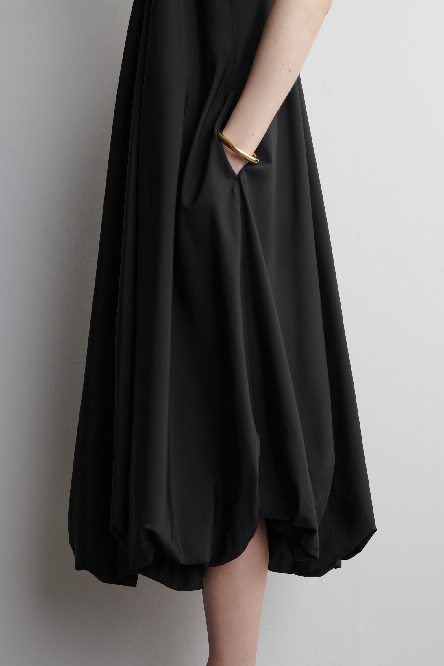 VESTIDO MIDI ESTILO GLOBO - NEGRO/MARFIL - 3