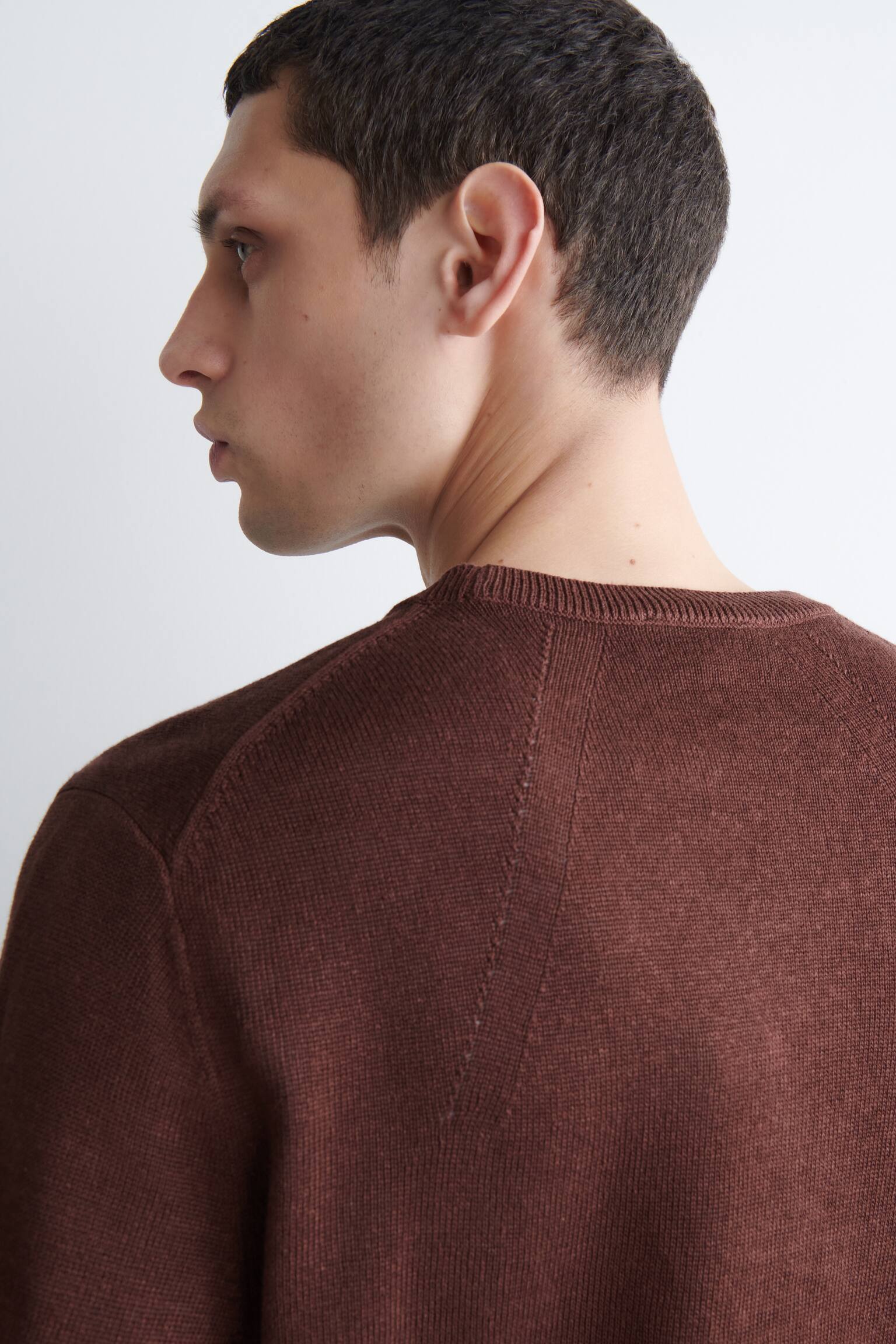 KNITTED LINEN CREW-NECK JUMPER - חום - 6