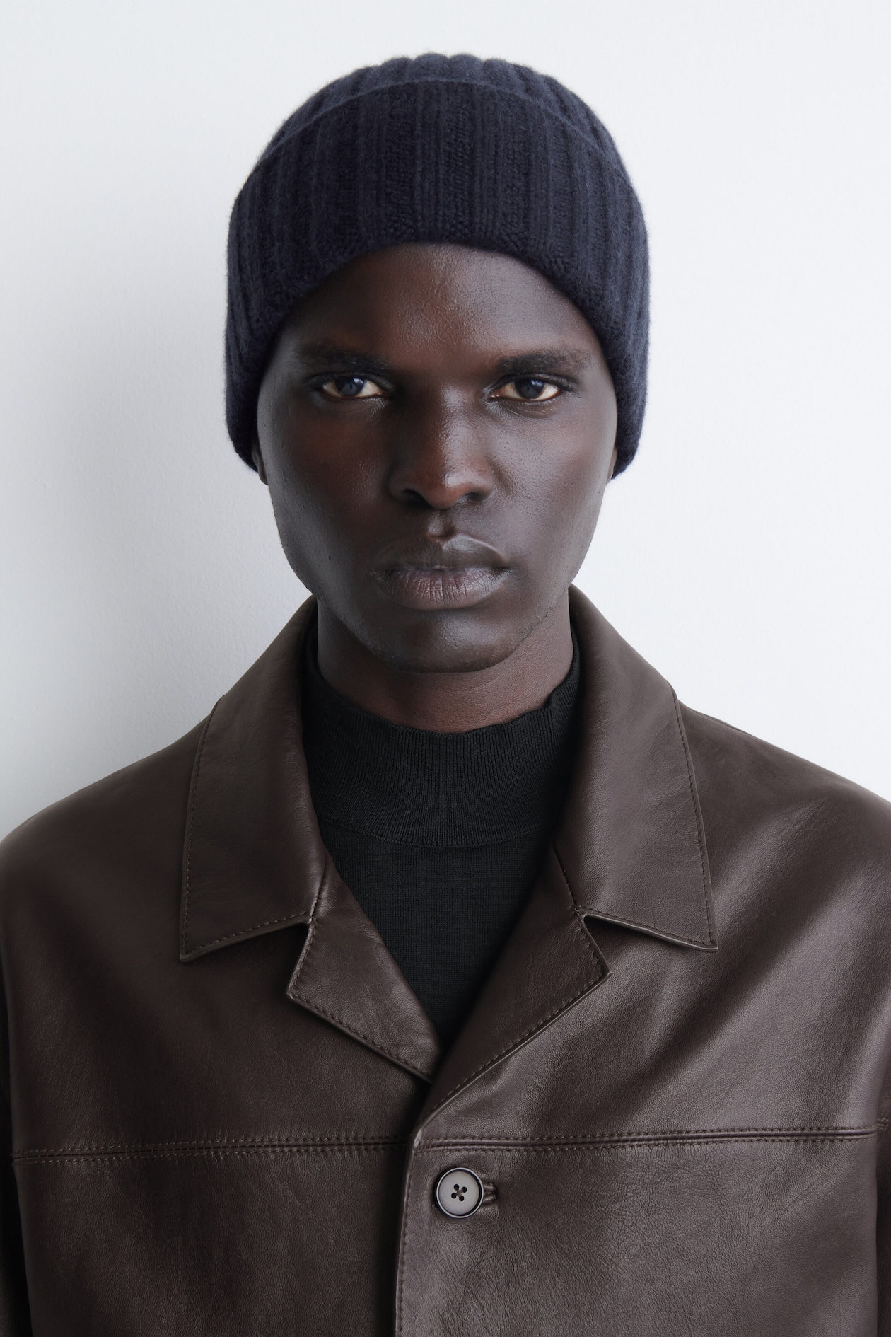 CHUNKY RIBBED CASHMERE BEANIE — NAVY