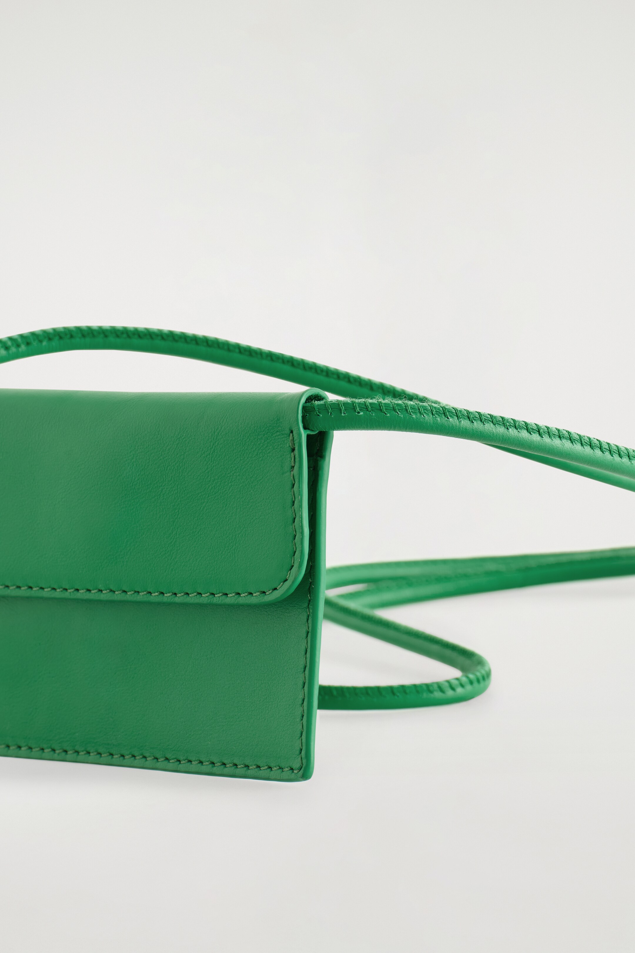 Agrandir l'image: PORTE-CARTES BANDOULIÈRE EN CUIR - VERT - FEMME | H&M BE 3