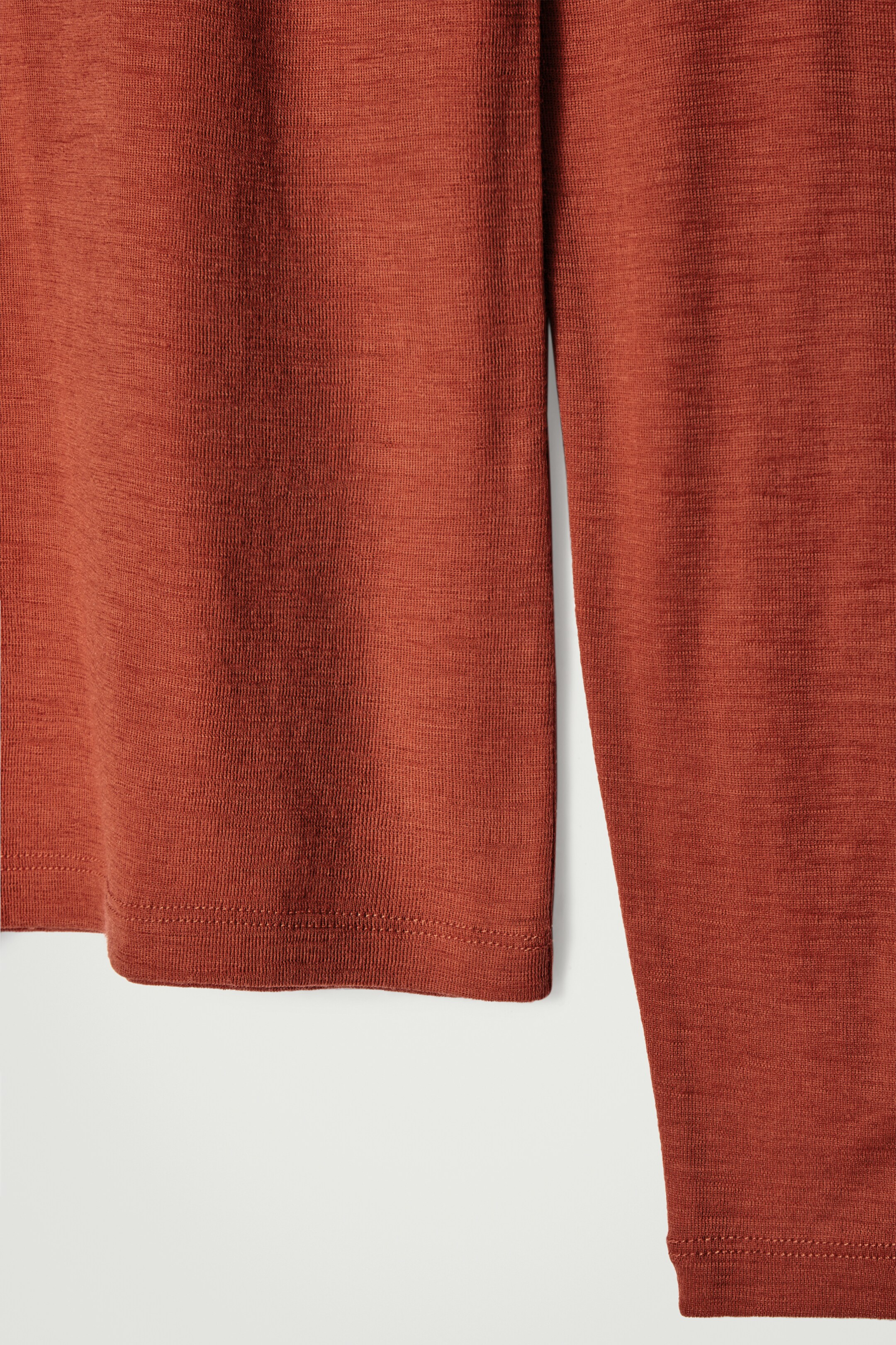 Visa större bild: FIGURNÄRA POLOTRÖJA I ULLTRIKÅ - RÖD - HERR | H&M SE 8