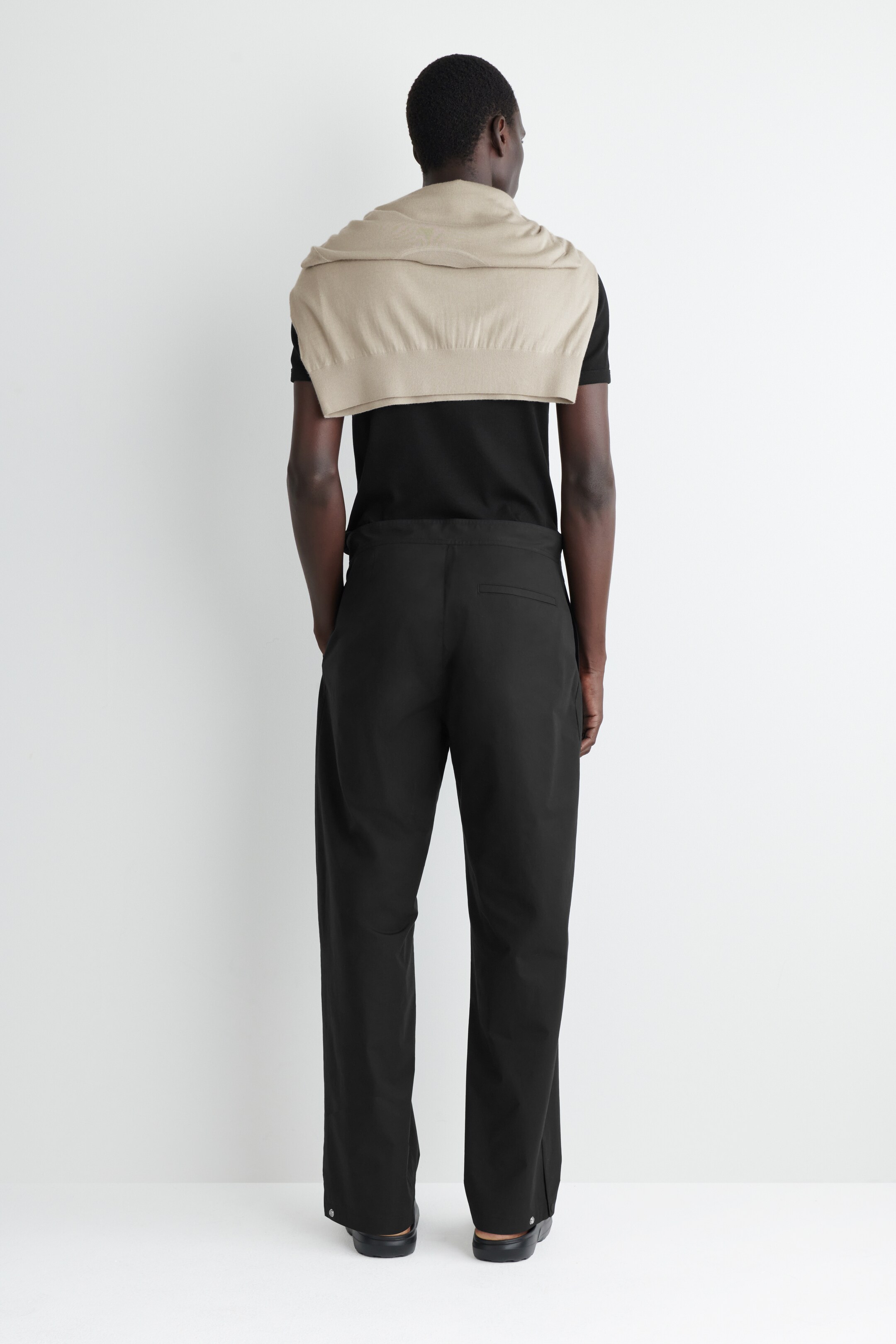 Ingrandisci l'immagine: COTTON BARREL-LEG TROUSERS - BLACK - UOMO | H&M CH 5