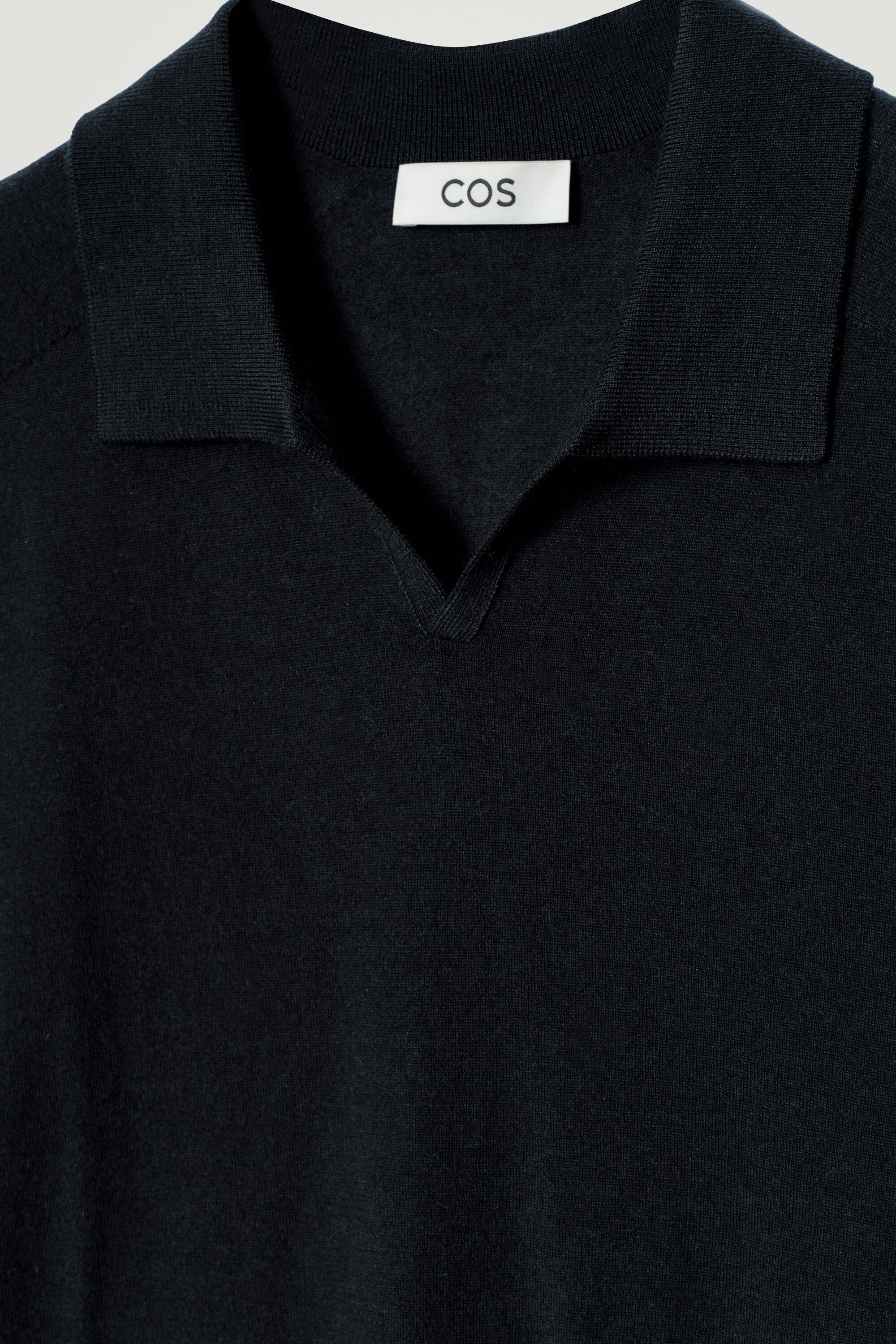 FINE-KNIT CASHMERE OPEN-COLLAR POLO SHIRT - NAVY | COS US