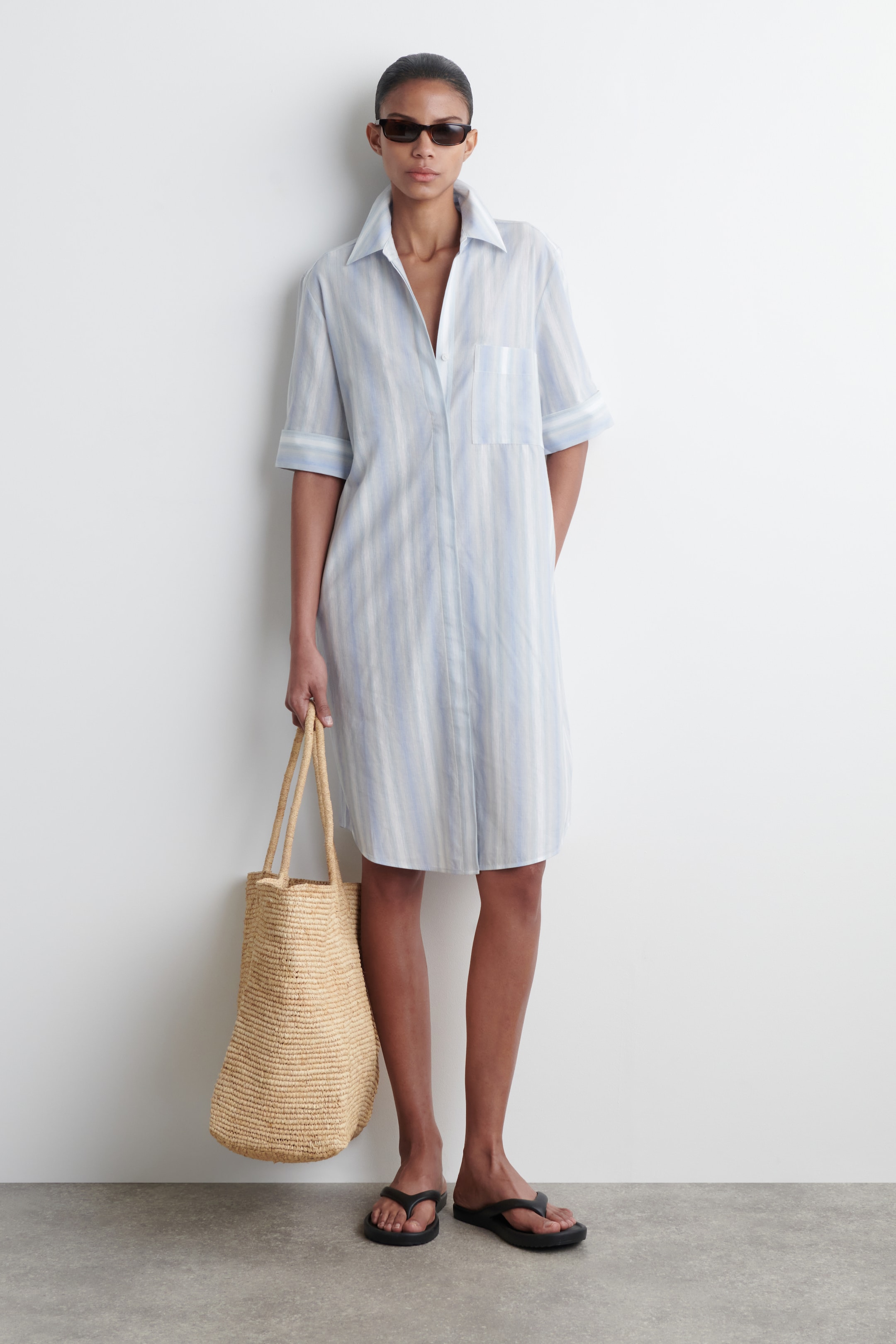 Ingrandisci l'immagine: STRIPED SHORT-SLEEVED SHIRT DRESS - LIGHT BLUE / STRIPED - DONNA | H&M CH 1