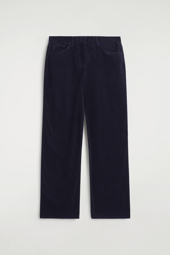 Ein Paar dunkelblaue Cordhosen wird flach präsentiert und zeigt die Vorderansicht. Die Hose verfügt über einen glatten, flachen Bund, zwei sichtbare Schlitztaschen und einen geraden Beinabschluss. - 1