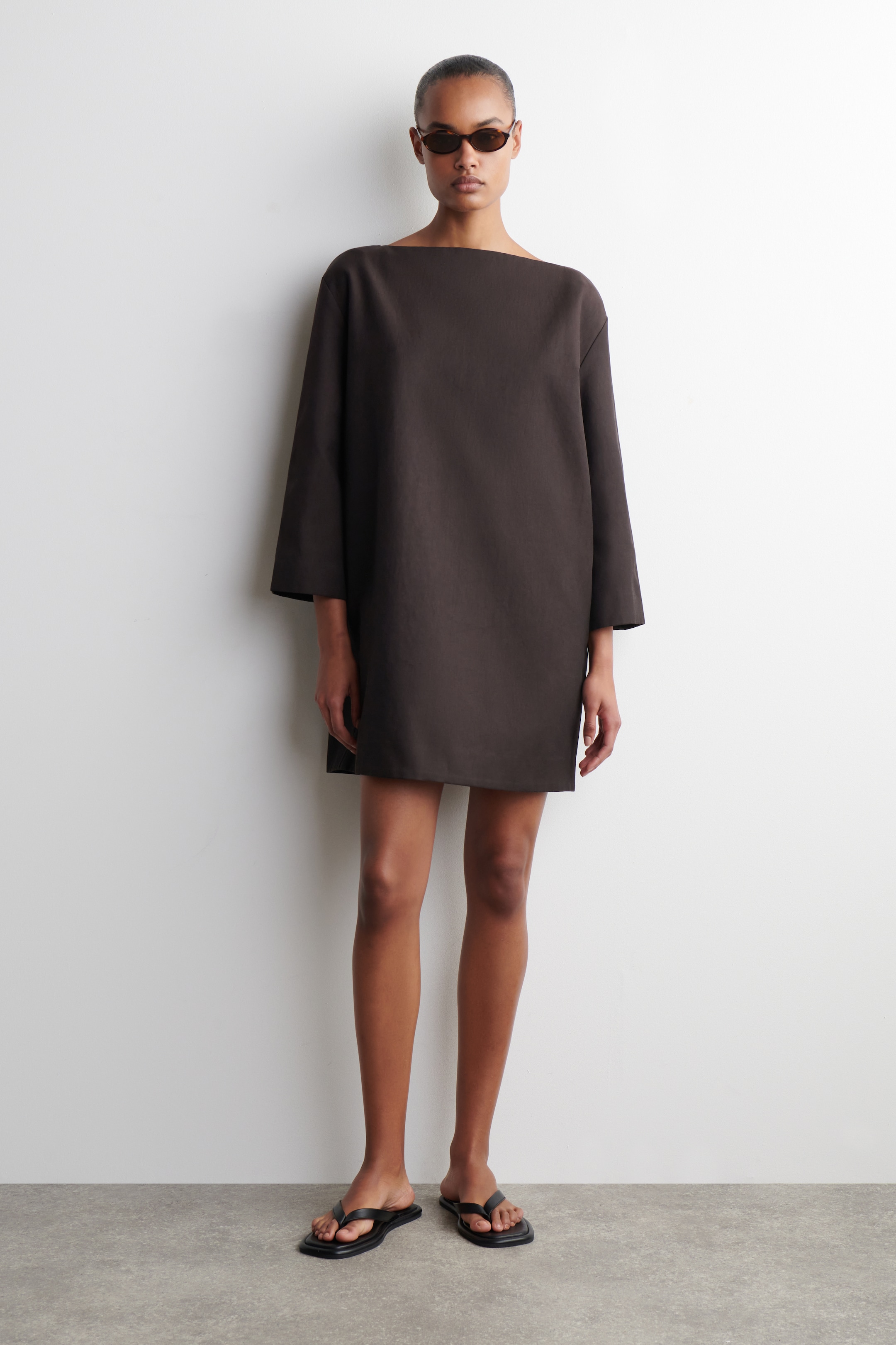 Größeres Bild ansehen: MINIKLEID AUS LEINEN IN A-LINIE - BRAUN - Ladies | H&M DE 1