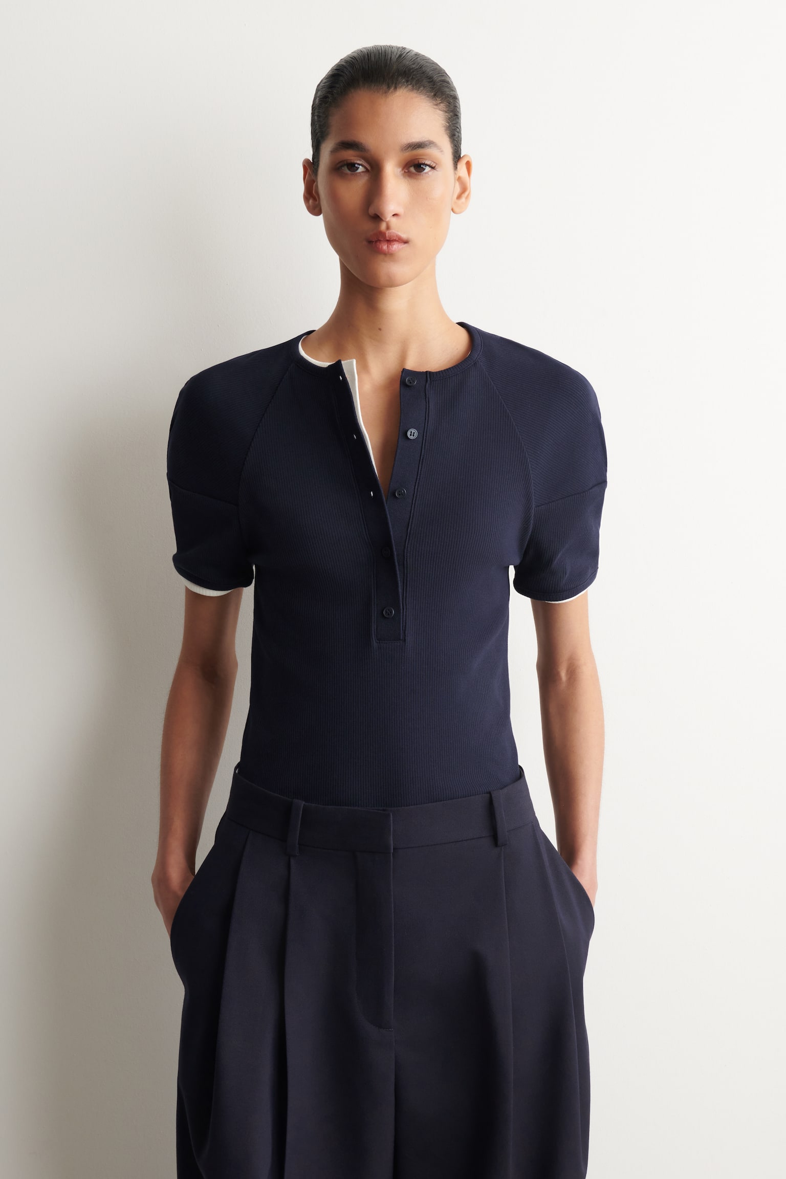 ТОП ХЕНЛИ ОТ РИБАНО ДЖЪРСИ С ОКРЪГЛЕНО ДЕКОЛТЕ - ТЪМНОСИН/БЯЛО - 1