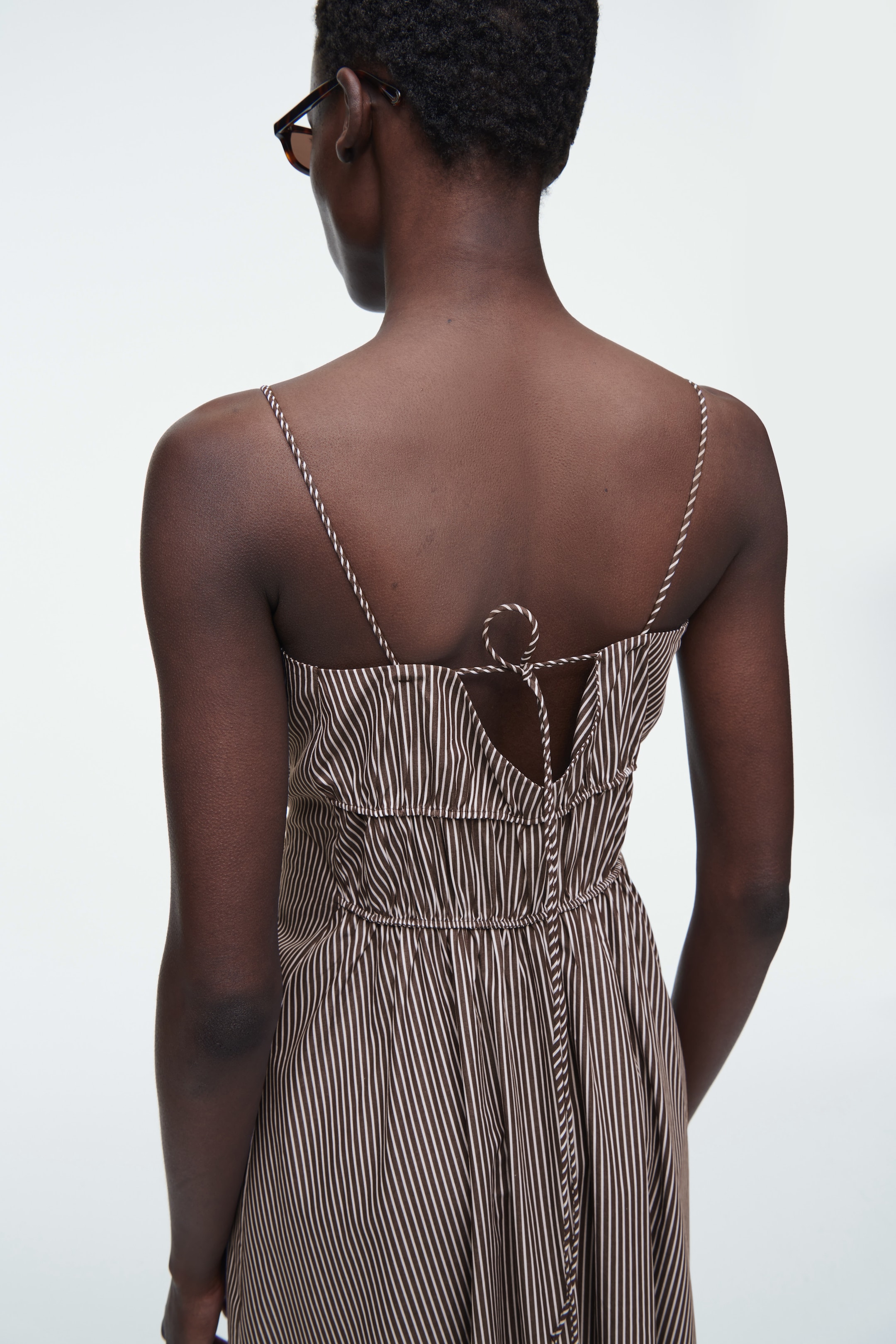Grotere afbeelding bekijken: GESTREEPTE MIDDELLANGE JURK MET GEPLOOIDE TAILLE - bruin / gestreept - DAMES | H&M BE 4