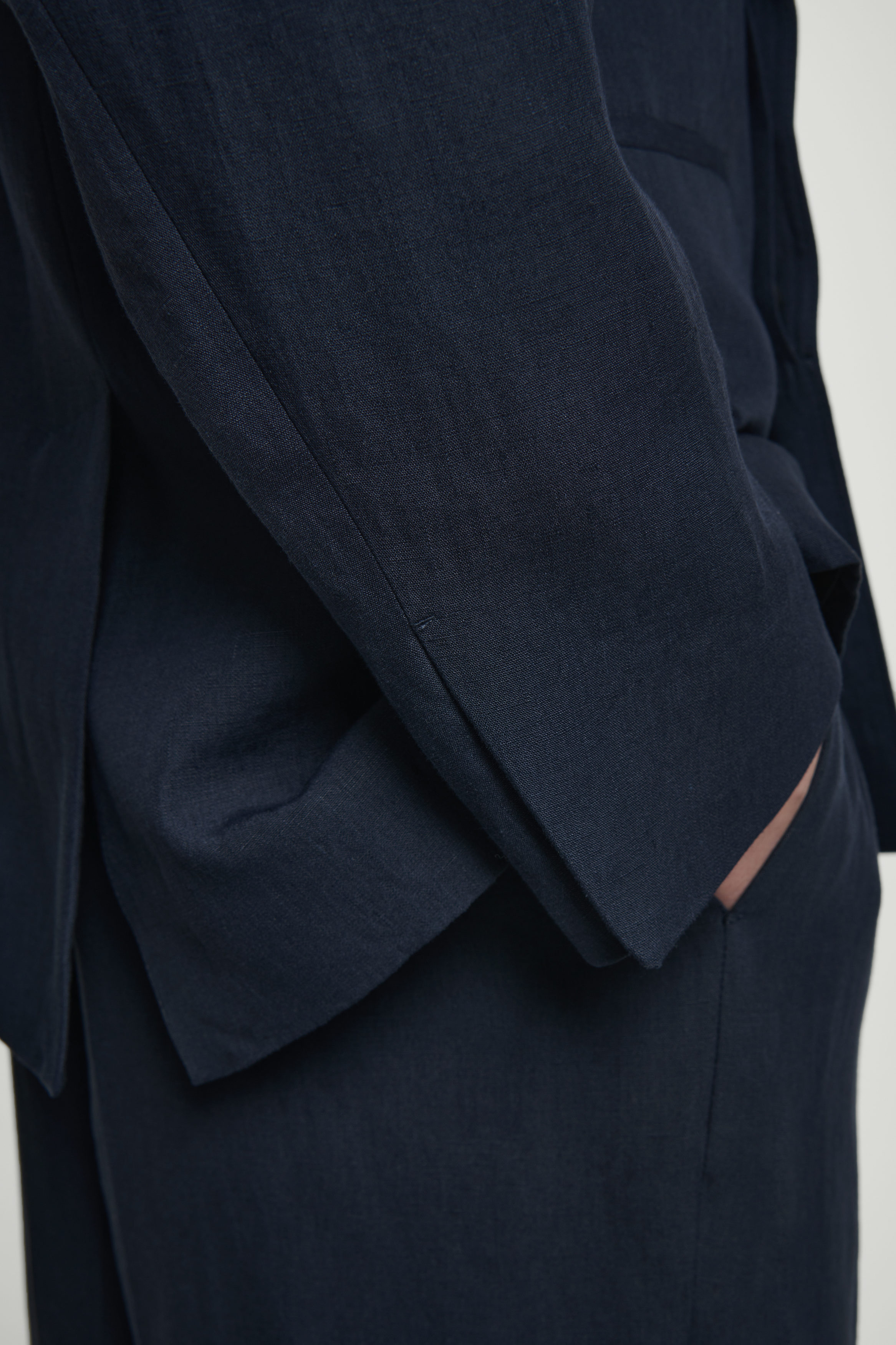 【送料&関税込】  Relaxed Linen Db Breasted Blaze RELAXED DOUBLE-BREASTED LINEN BLAZER - NAVY | COS