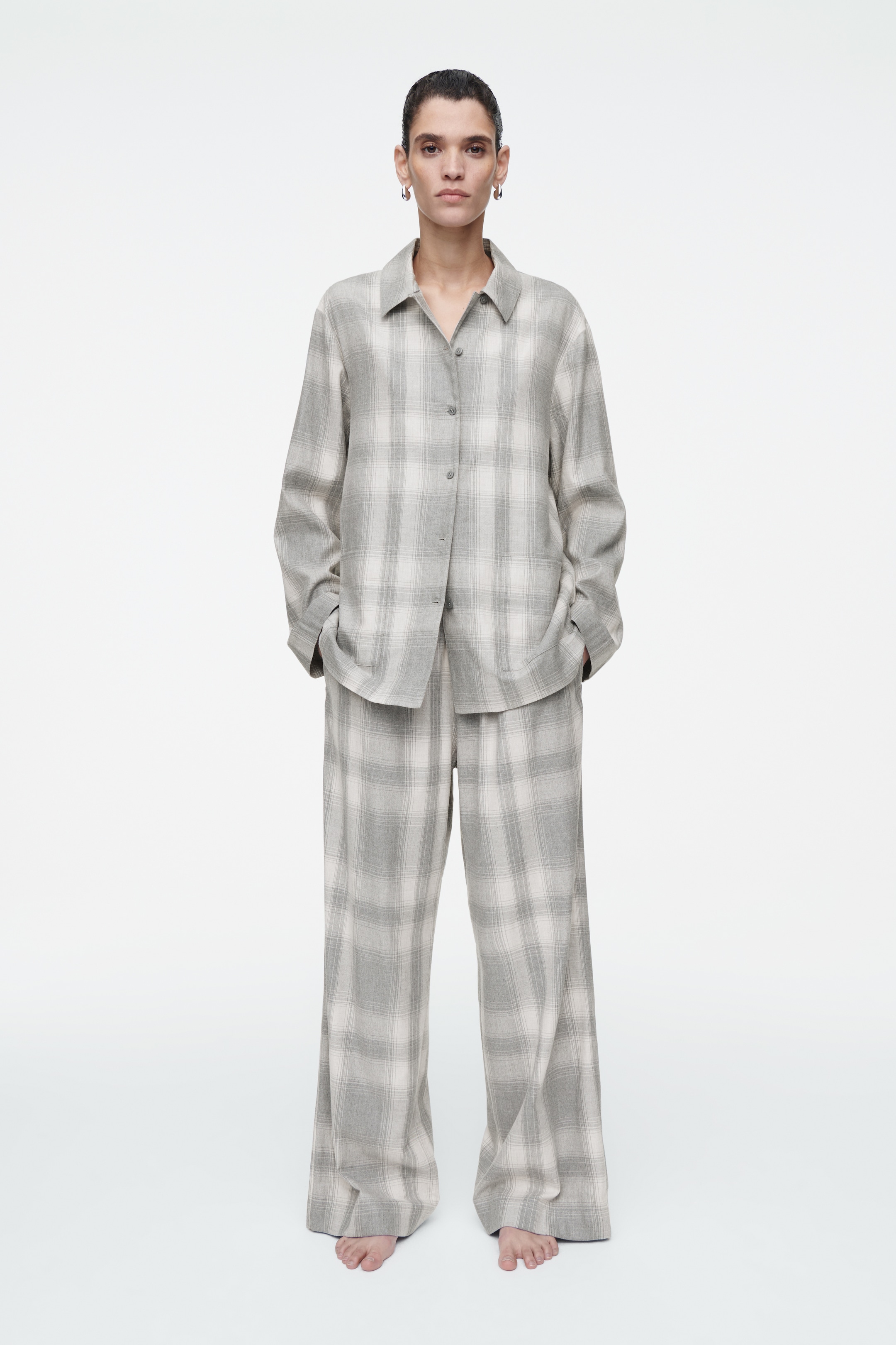 Grösseres Bild ansehen: KARIERTE PYJAMAHOSE AUS FLANELL - GRAU/KARIERT - DAMEN | H&M CH 1