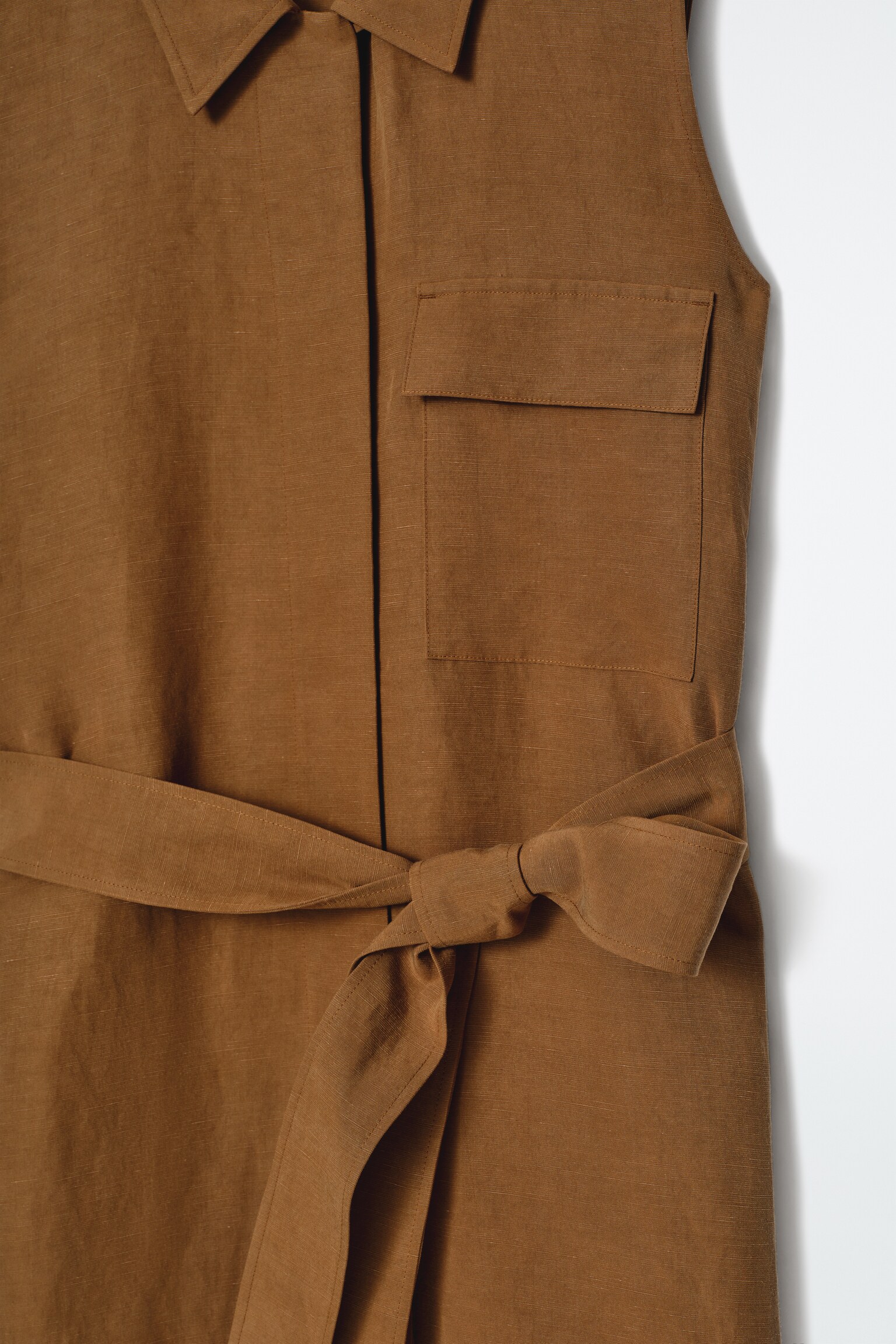 VESTIDO CAMISERO MIDI UTILITY SIN MANGAS - OCRE - 6