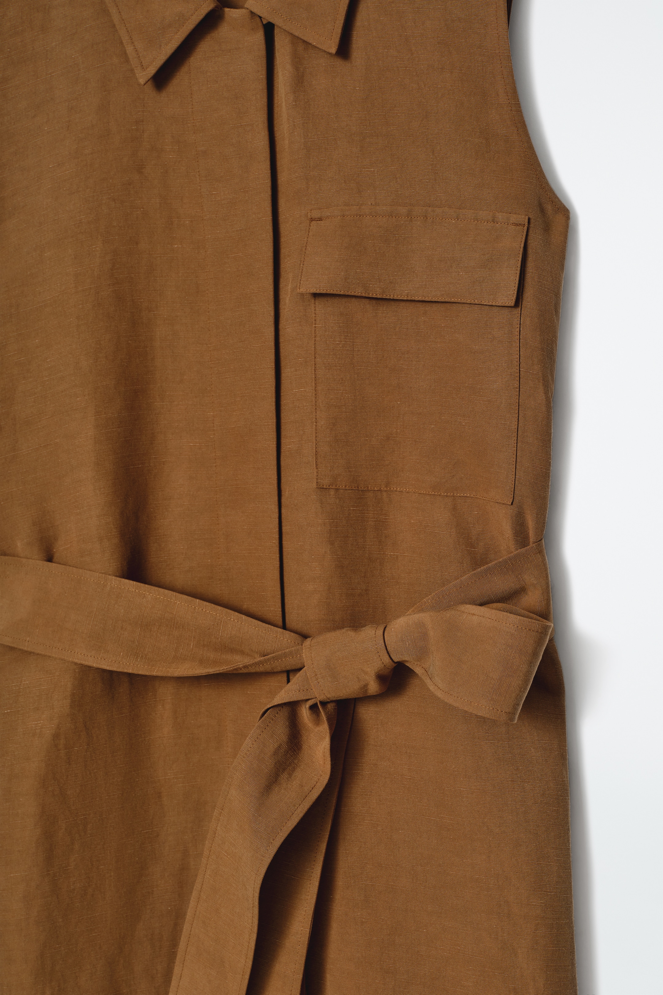 Größeres Bild anzeigen: ÄRMELLOSES UTILITY-HEMDKLEID IN MIDILÄNGE - OCKER - Ladies | H&M AT 7