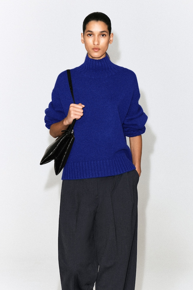 CHUNKY PURE CASHMERE MOCK-NECK SWEATER — COBALT BLUE
