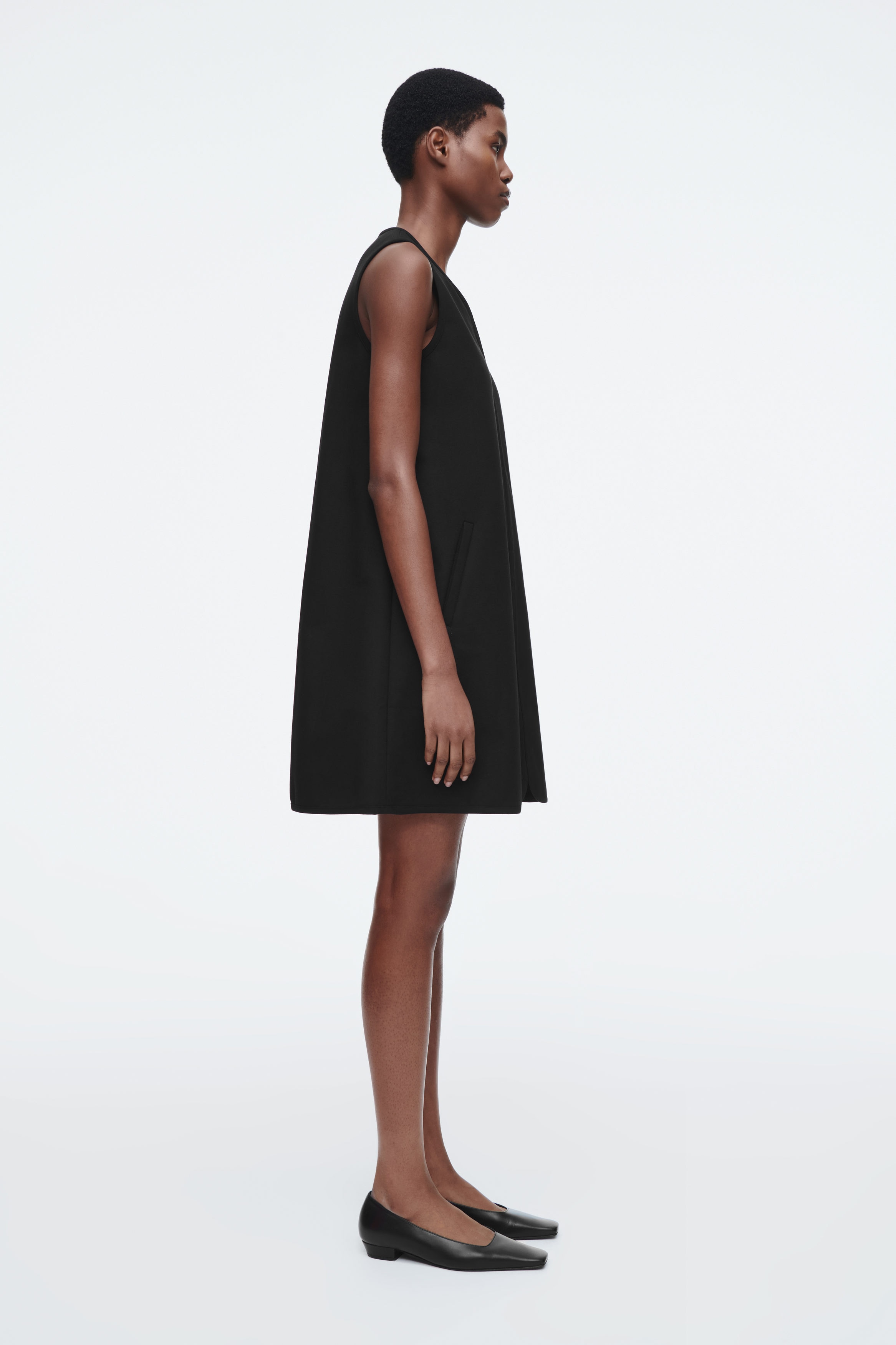 【 】Scuba Mini Dress ★関税・送料無料★ SCUBA-JERSEY ZIP-UP MINI DRESS - BLACK | COS