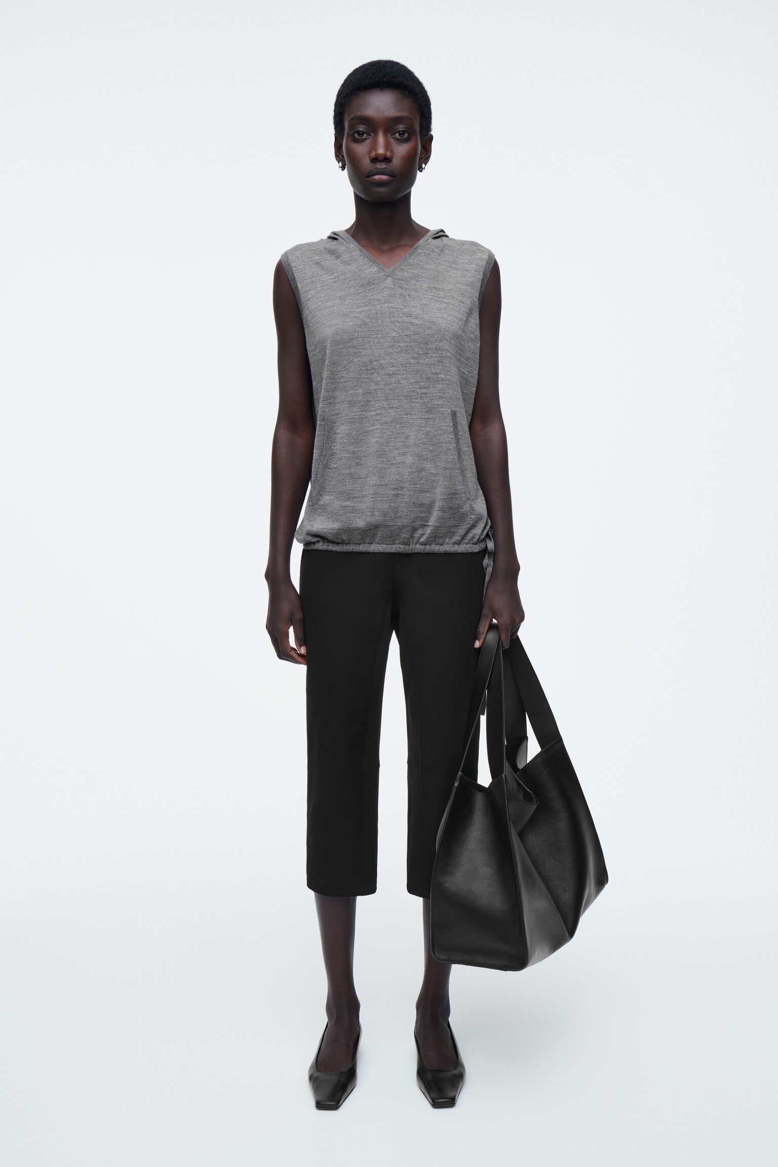 TOP CON CAPUCHA SIN MANGAS DE LANA MERINO - GRIS JASPEADO - 5