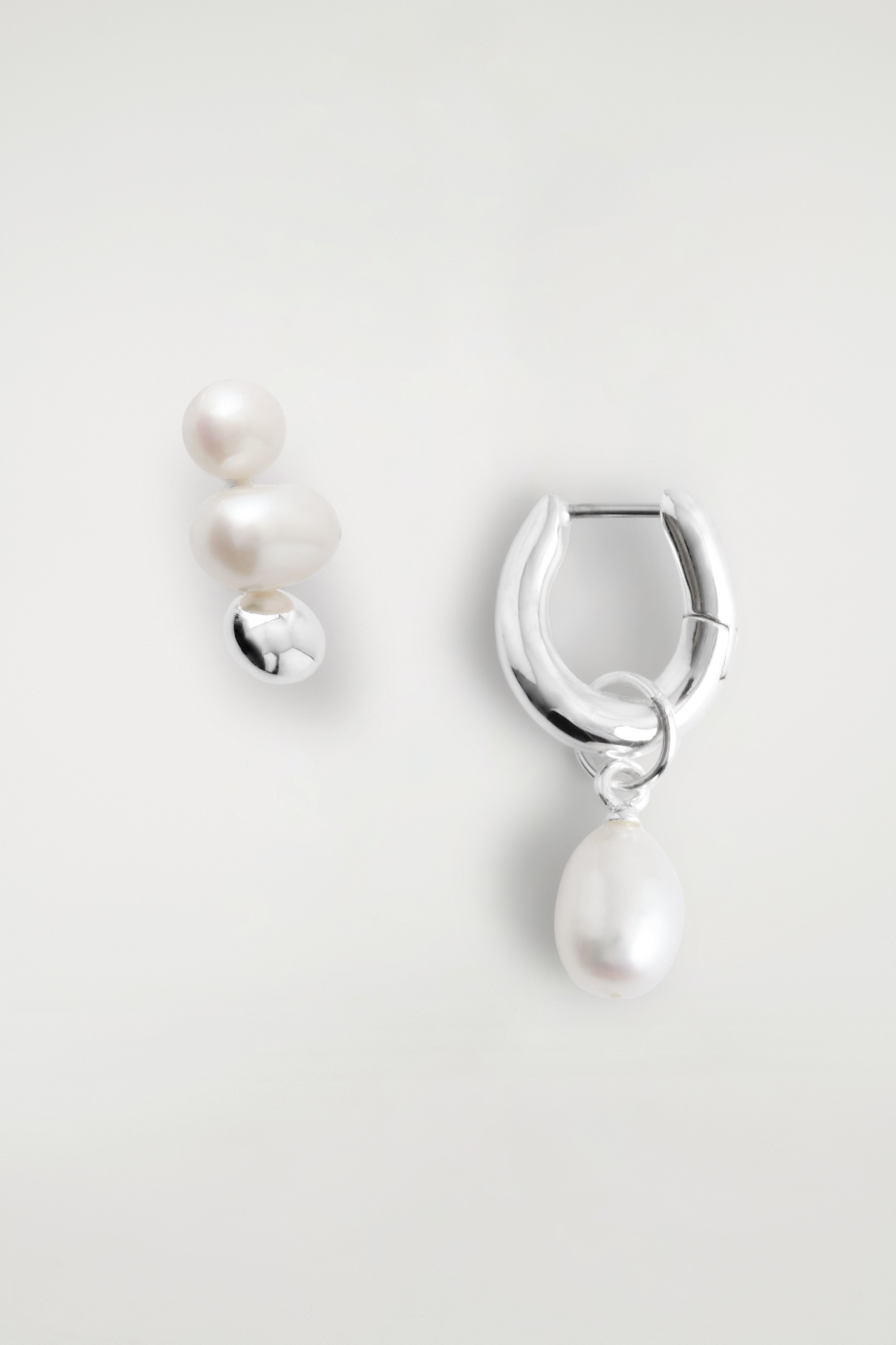 MISMATCHED FRESHWATER PEARL EARRINGS - SILVER/GOLD / ONYX