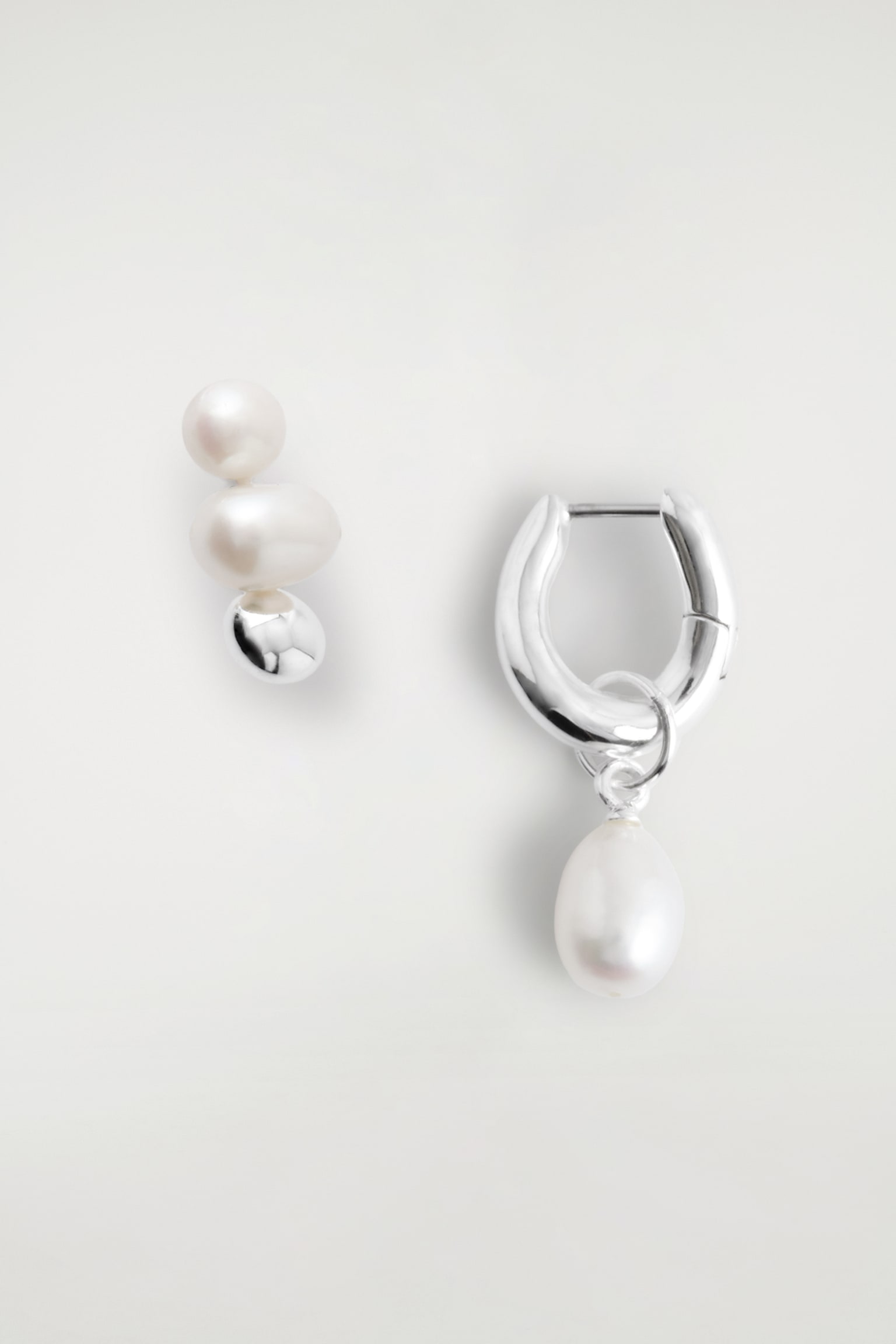 MISMATCHED FRESHWATER PEARL EARRINGS - SILVER/GOLD / ONYX - 2