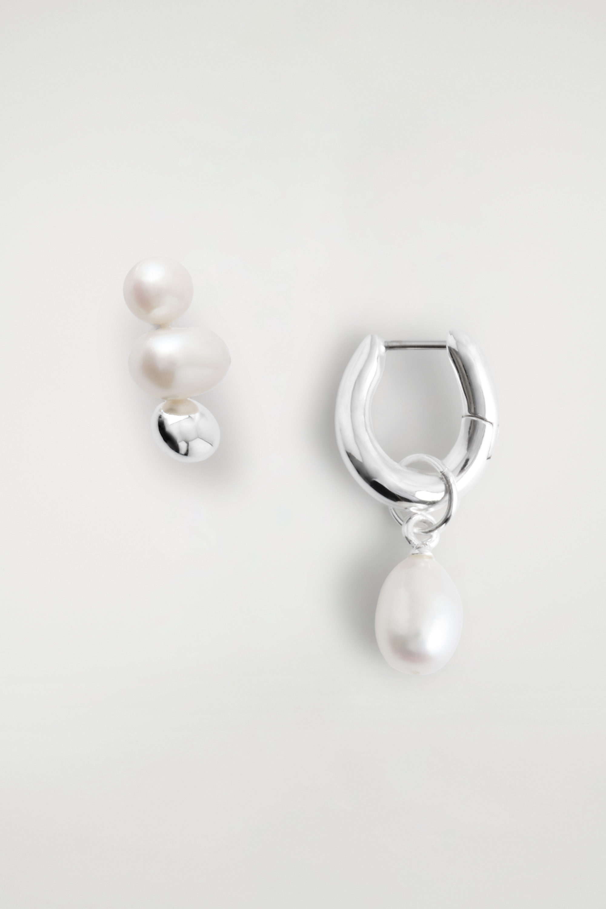 MISMATCHED FRESHWATER PEARL EARRINGS - SILVER | COS