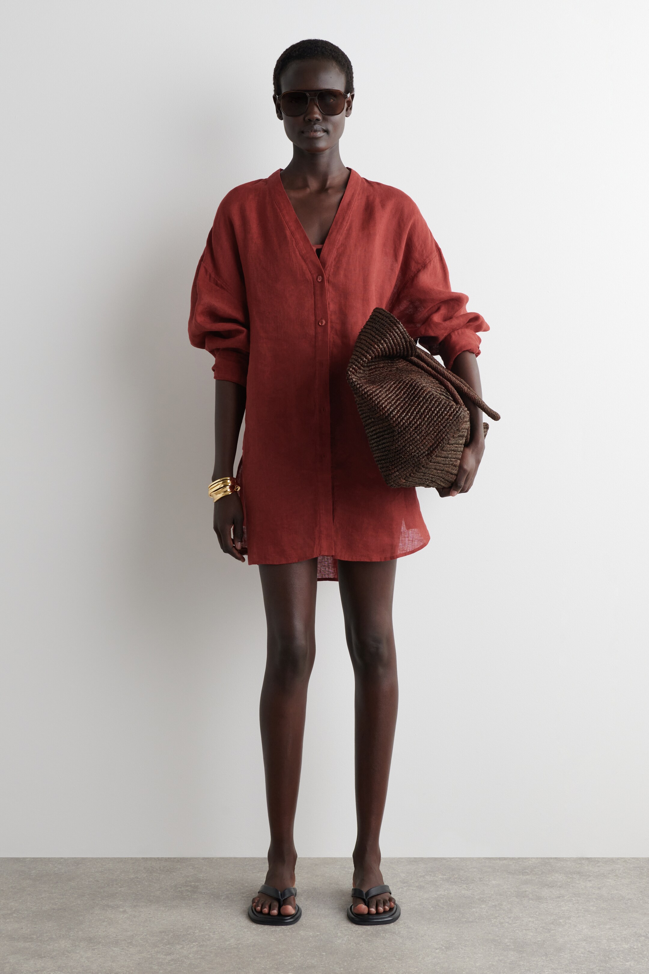 Nagyobb kép megtekintése: TÚLMÉRETEZETT LEN V-NYAKÚ ING - PIROS - NŐI | H&M HU 2