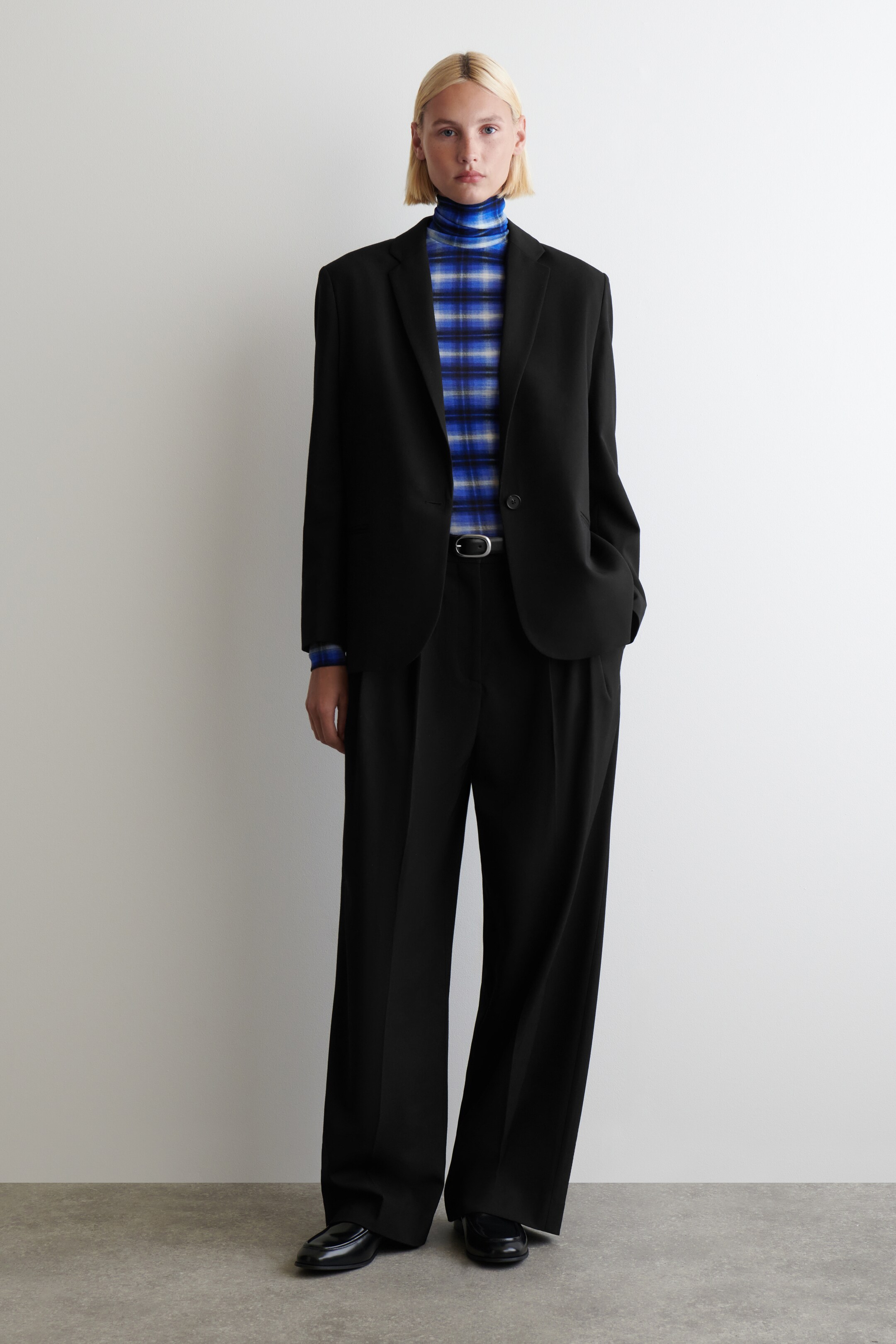 Größeres Bild ansehen: OBERTEIL AUS MERINOWOLLE MIT HOHEM KRAGEN - BLAU/KARIERT - Ladies | H&M DE 2